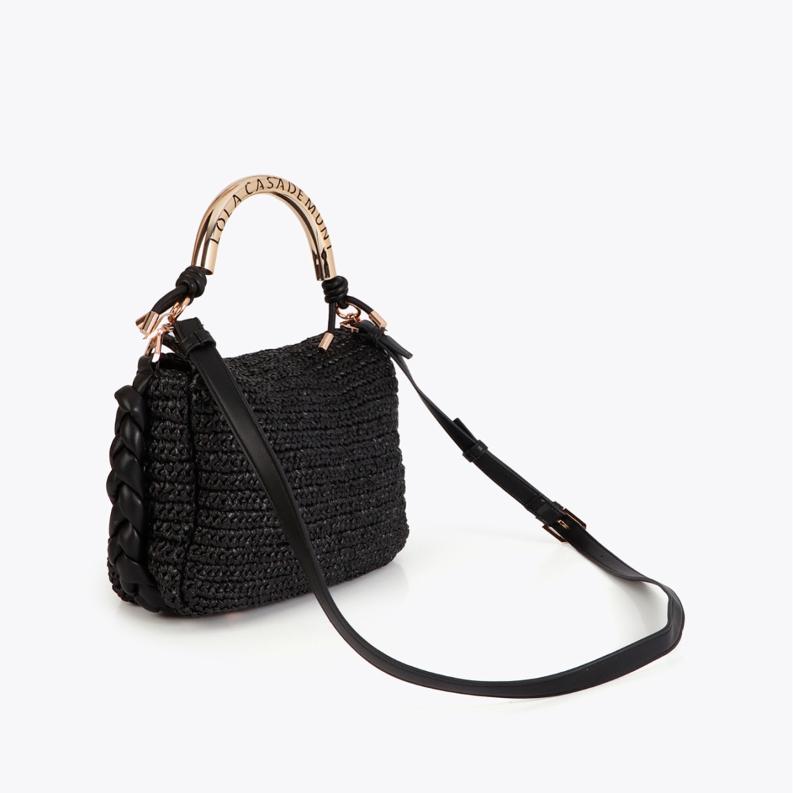 Bandolera de la marca Lola Casademunt, modelo LIDIA_S. Bolso elaborado en rafia color negro con diseño elegante. Asa troquelada con logo metálico. Cierre magnético y correa ajustable. Ideal para un look sofisticado y casual, aportando un toque moderno a cualquier conjunto con sus detalles de alta calidad. Bolso Lola Casademunt LIDIA_S, ideal para llevar a todos lados!ALTO 18cm ANCHO 24cm PROFUNDIDAD 10cm