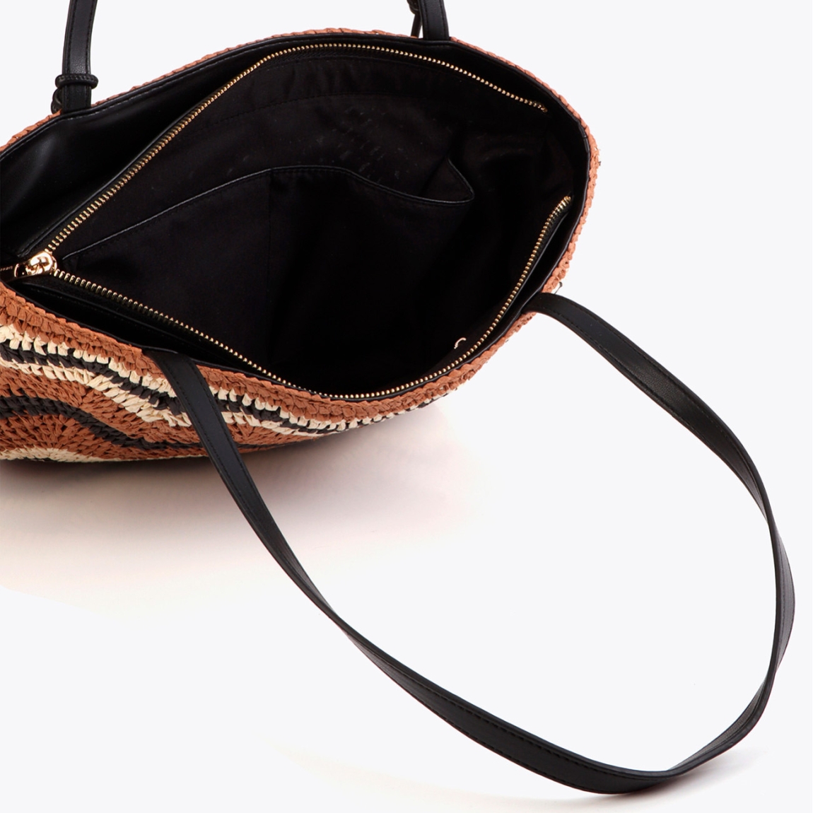 Bolso de la marca Lola Casademunt, modelo NIKA. Bolso confeccionado en efecto rafia con patrón espiga bicolor en tonos marrones. Diseño amplio con asas largas de cuero sintético. Interior forrado con cremallera y bolsillo interno. Perfecto para tu día a día. Bolso Lola Casademunt NIKA, ideal para ti!ALTO 33cm ANCHO 33cm PROFUNDIDAD 9cm