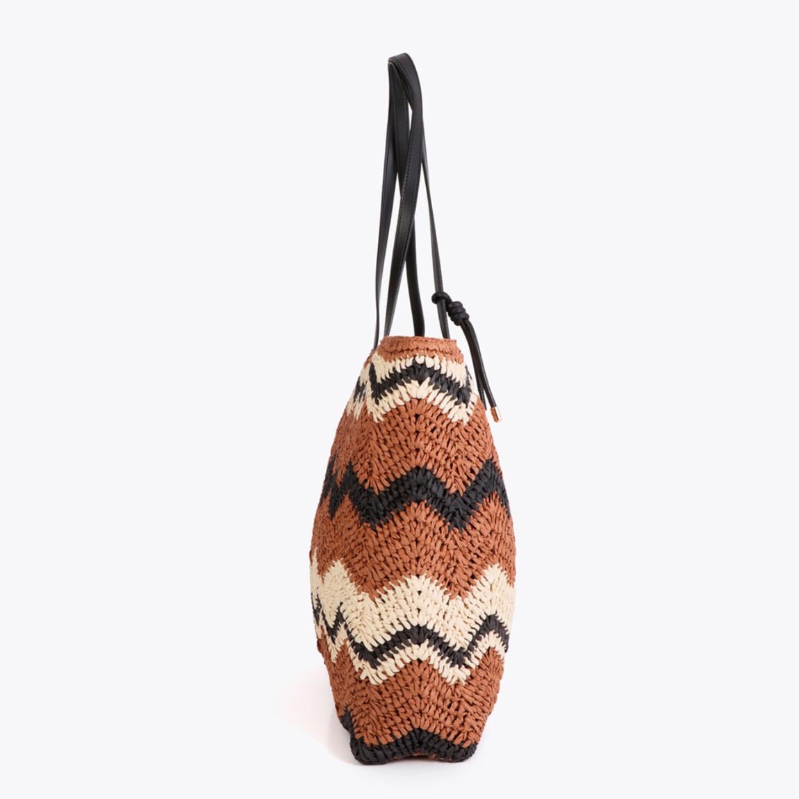 Bolso de la marca Lola Casademunt, modelo NIKA. Bolso confeccionado en efecto rafia con patrón espiga bicolor en tonos marrones. Diseño amplio con asas largas de cuero sintético. Interior forrado con cremallera y bolsillo interno. Perfecto para tu día a día. Bolso Lola Casademunt NIKA, ideal para ti!ALTO 33cm ANCHO 33cm PROFUNDIDAD 9cm