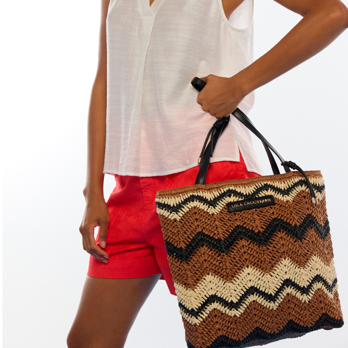 Bolso de la marca Lola Casademunt, modelo NIKA. Bolso confeccionado en efecto rafia con patrón espiga bicolor en tonos marrones. Diseño amplio con asas largas de cuero sintético. Interior forrado con cremallera y bolsillo interno. Perfecto para tu día a día. Bolso Lola Casademunt NIKA, ideal para ti!ALTO 33cm ANCHO 33cm PROFUNDIDAD 9cm