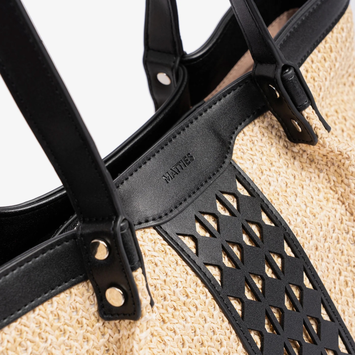 Bolso tipo cesto, de la marca MATTIES, modelo TIES. Bolso elaborado con rafia y polipiel de alta calidad color negro con un fiel acabado a la piel natural. Bolsillos estratégicamente ubicados para llevarlo todo organizado. Shopper MATTIES, con doble asa para el hombro. Interior forrado en textil suave al tacto. Bolso MATTIES TIES, ideal tamaño para que nada se quede afuera! Medidas: 35x22x14 cm