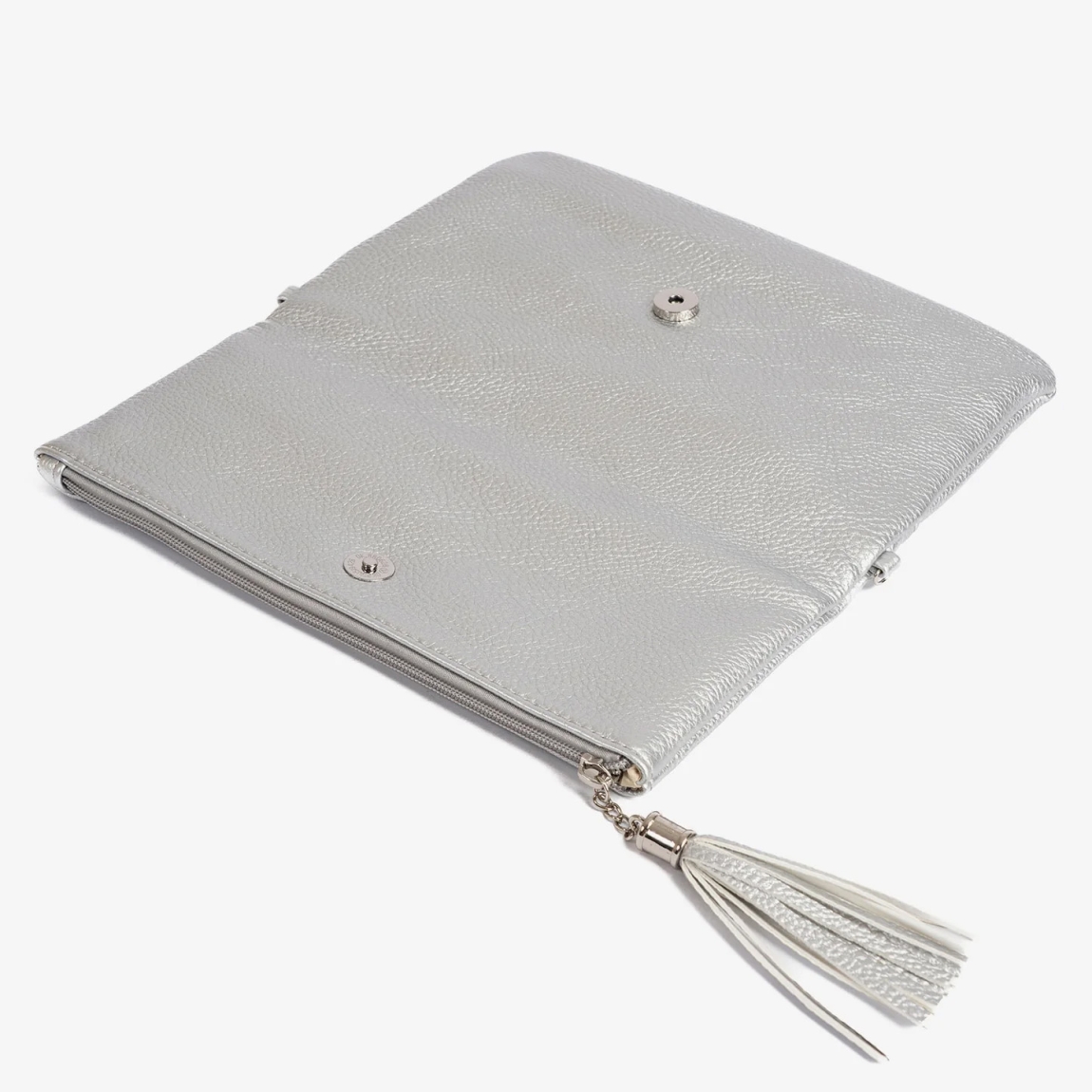 Bolso de mano, de la marca MATTIES, modelo CLEO. Bolso hecho en polipiel de alta calidad color plata. Interior forrado en textil suave al tacto. Bandolera desmontable con mosquetones, ajustable en altura. Asa de mano, desmontable. Bolsillos de este bolso MATTIES, estratégicamente ubicados para llevarlo todo organizadoHecho con polipiel de alta calidad. Bolso MATTIES, CLEO, ideal para ceremonias, eventos o cuando solo necesitas lo esencial. Medidas: 28x18 cm