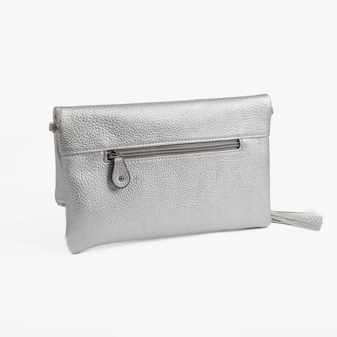Bolso de mano, de la marca MATTIES, modelo CLEO. Bolso hecho en polipiel de alta calidad color plata. Interior forrado en textil suave al tacto. Bandolera desmontable con mosquetones, ajustable en altura. Asa de mano, desmontable. Bolsillos de este bolso MATTIES, estratégicamente ubicados para llevarlo todo organizadoHecho con polipiel de alta calidad. Bolso MATTIES, CLEO, ideal para ceremonias, eventos o cuando solo necesitas lo esencial. Medidas: 28x18 cm