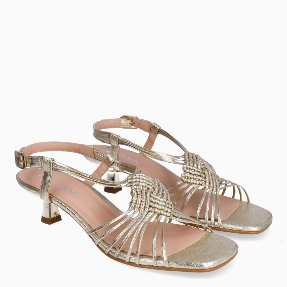 Sandalias de la marca Munné, modelo GREENWICH. Elaboradas en piel color platino, con detalle de tiras cruzadas en pala. Interior en piel color nude. Cierre de sandalias Munné con hebilla en tobillo y suela con tacón de 4cm de altura. Estas sandalias Munné GREENWICH, son un complemento ideal para tus looks en fiestas y eventos!