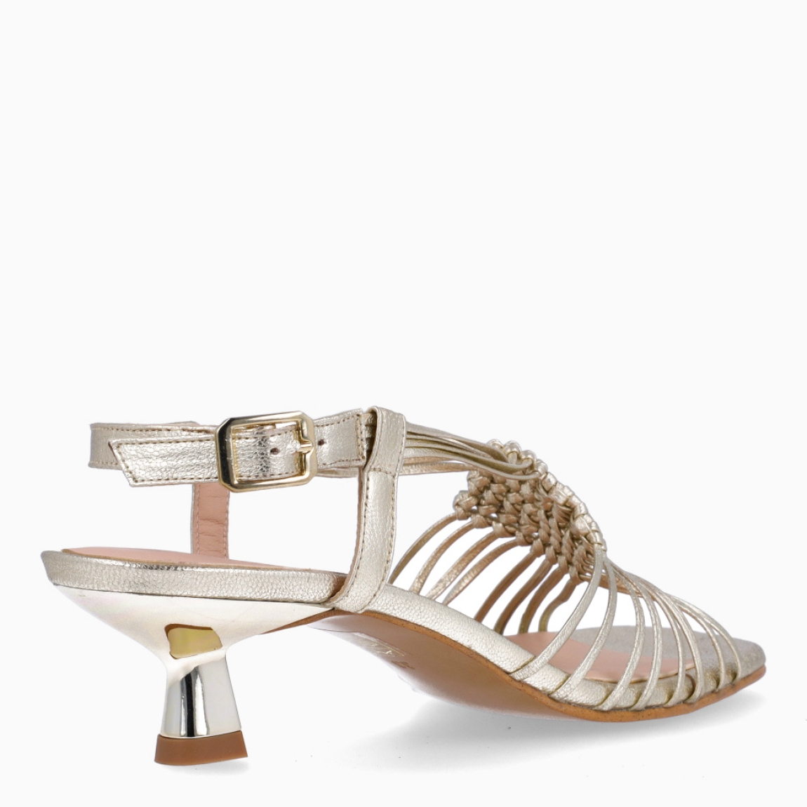 Sandalias de la marca Munné, modelo GREENWICH. Elaboradas en piel color platino, con detalle de tiras cruzadas en pala. Interior en piel color nude. Cierre de sandalias Munné con hebilla en tobillo y suela con tacón de 4cm de altura. Estas sandalias Munné GREENWICH, son un complemento ideal para tus looks en fiestas y eventos!