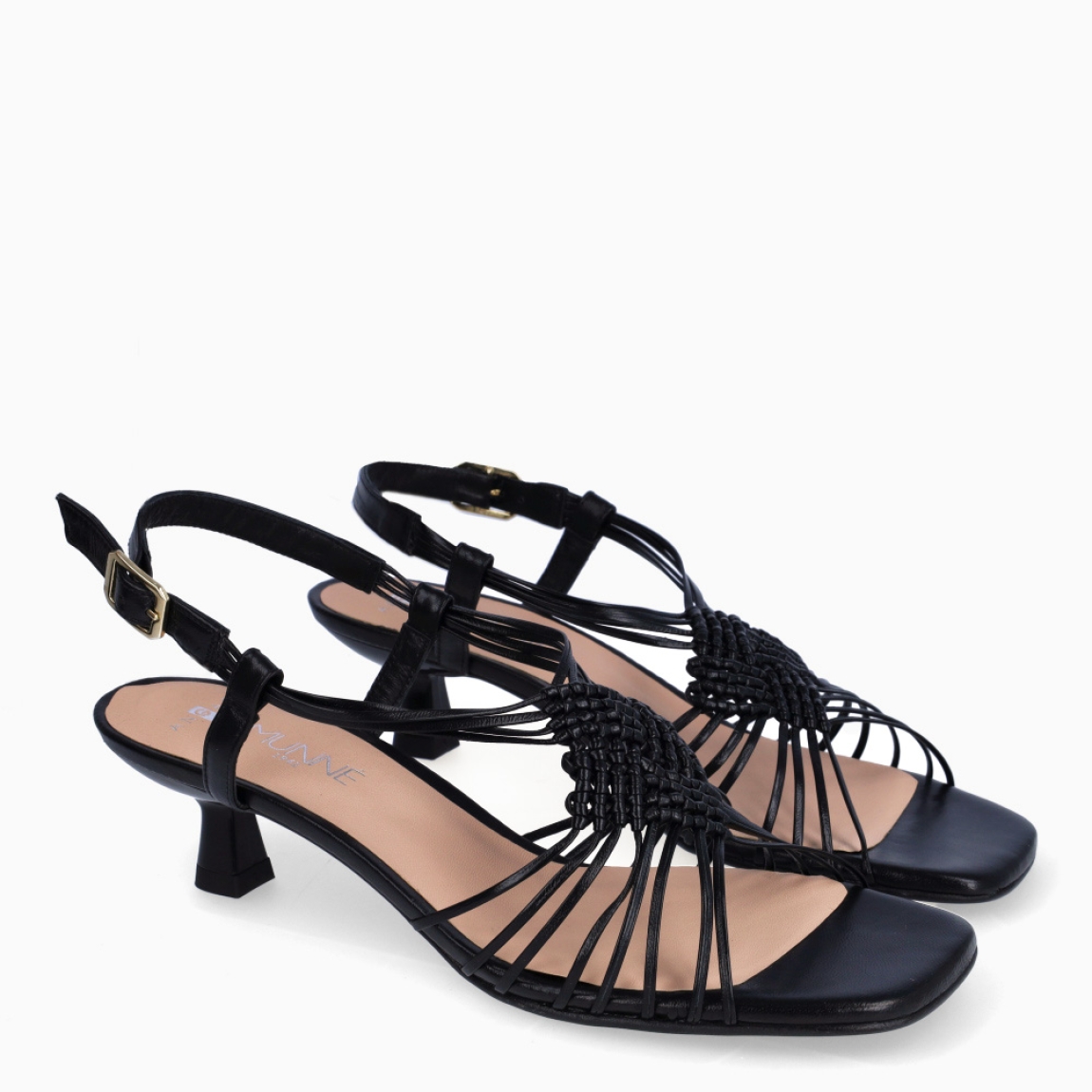Sandalias de la marca Munné, modelo GREENWICH. Elaboradas en piel color negro, con detalle de tiras cruzadas en pala. Interior en piel color nude. Cierre de sandalias Munné con hebilla en tobillo y suela con tacón de 4cm de altura. Estas sandalias Munné GREENWICH, son un complemento ideal para tus looks en fiestas y eventos!