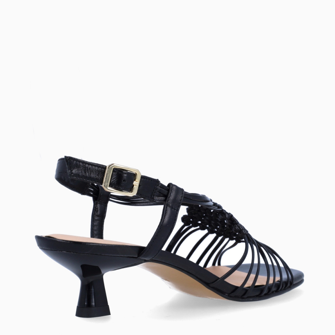 Sandalias de la marca Munné, modelo GREENWICH. Elaboradas en piel color negro, con detalle de tiras cruzadas en pala. Interior en piel color nude. Cierre de sandalias Munné con hebilla en tobillo y suela con tacón de 4cm de altura. Estas sandalias Munné GREENWICH, son un complemento ideal para tus looks en fiestas y eventos!