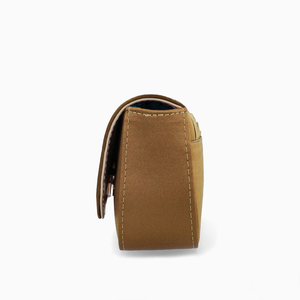 Bolso pequeño de mano de la marca Unisa, modelo ZSOUTA. Bolso fabricado en piel metalizada color oro. Detalle en la solapa de soutache. Compartimento con cierre mediante imán. Bandolera crossbag en el interior en piel al tono. Bolso UNISA, ideal para llevarlo a tus eventos! Medidas: 10cm x 22cm x 5cm