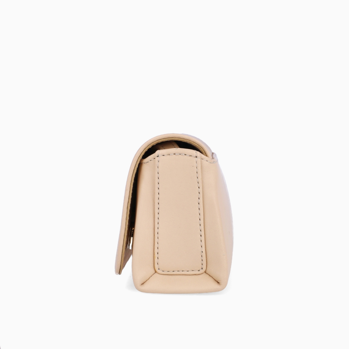 Bolso pequeño estilo bandolera de la marca Unisa modelo ZDREAM. Exterior de piel de color beig con cierre de solapa con imán. Su interior revela dos compartimentos y un bolsillo interior con cierre de cremallera. 10 cm x 22 cm x 7 cm.