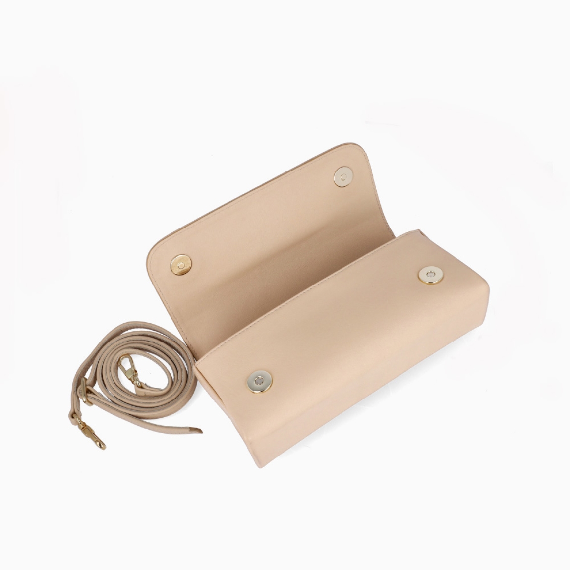 Bolso pequeño estilo bandolera de la marca Unisa modelo ZDREAM. Exterior de piel de color beig con cierre de solapa con imán. Su interior revela dos compartimentos y un bolsillo interior con cierre de cremallera. 10 cm x 22 cm x 7 cm.