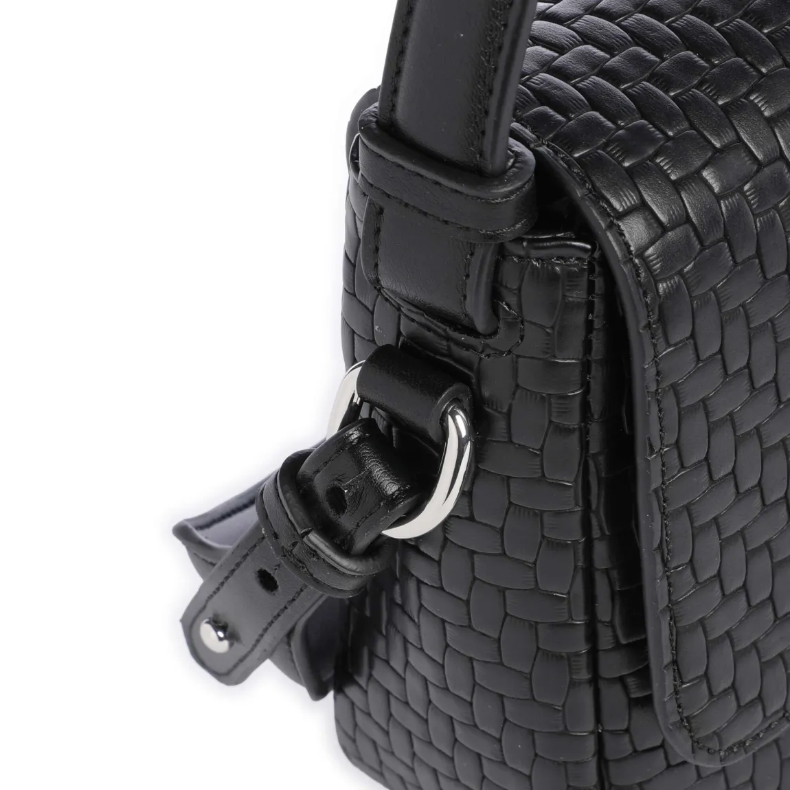 Bolso de la marca Armani Exchange, modelo DEBORA. Bolso elaborado en ecopiel con efecto trenzado color negro. Bolso con logo forro polyester. Bolso Armani Exchange con cierre magnético. Con asas, una extraíble y ajustable correa de hombro (longitud cerca de 110-115 cm). Bolso con herrajes de metal plateado. Bolso Armani Exchange DEBORA, ideal para llevar a todos lados! Medidas: alto 15cm y ancho 28cm.