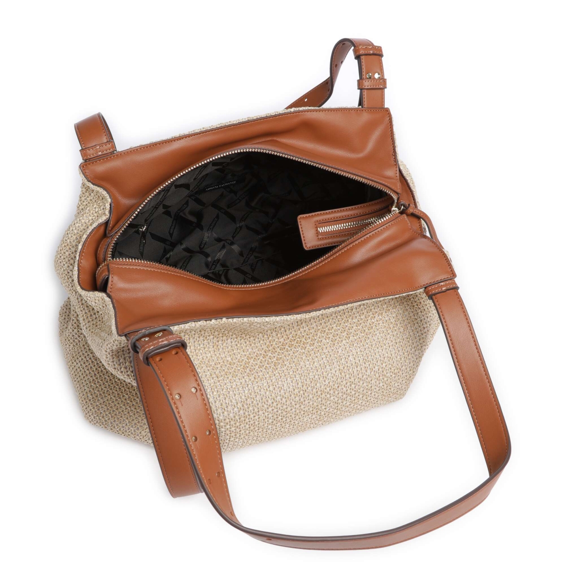 Bolso de la marca Armani Exchange, modelo ALICE. Bolso en rafia color beig, con logo forro polyester. Cierre con cremallera y asas de transporte ajustable(s) (longitud cerca de 18-26 cm). Herrajes de metal dorado. Bolso Armani Exchange, modelo ALICE, ideal para llevar a todos lados tus esenciales! Medidas: alto 25cm y ancho 35cm.