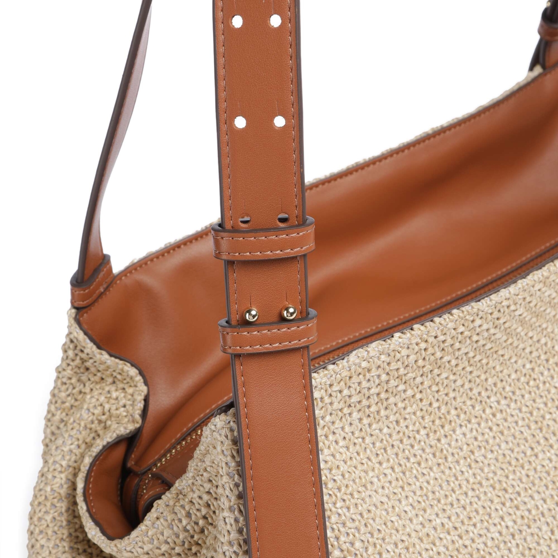 Bolso de la marca Armani Exchange, modelo ALICE. Bolso en rafia color beig, con logo forro polyester. Cierre con cremallera y asas de transporte ajustable(s) (longitud cerca de 18-26 cm). Herrajes de metal dorado. Bolso Armani Exchange, modelo ALICE, ideal para llevar a todos lados tus esenciales! Medidas: alto 25cm y ancho 35cm.