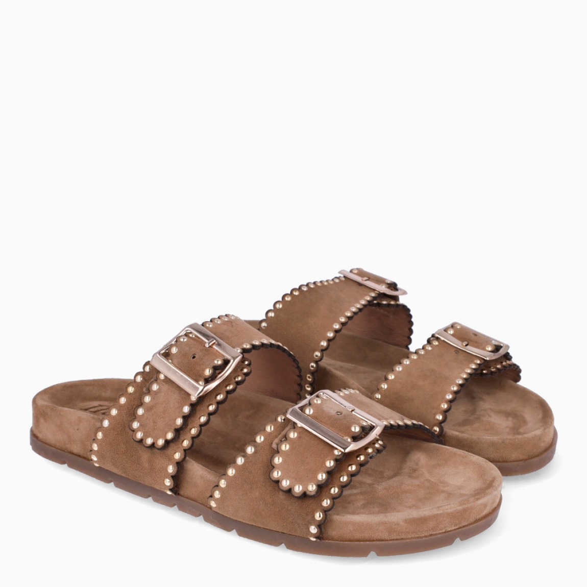 Sandalias de la marca Itse, modelo PYLOS. Sandalias elaboradas en ante color camel con doble tira en pala, con inscrustaciones de tachas doradas. Suela plana y cómoda. Sandalias Itse PYLOS, un complemento, ideal para llevarlo todos los días!