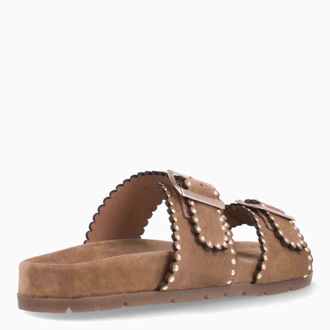 Sandalias de la marca Itse, modelo PYLOS. Sandalias elaboradas en ante color camel con doble tira en pala, con inscrustaciones de tachas doradas. Suela plana y cómoda. Sandalias Itse PYLOS, un complemento, ideal para llevarlo todos los días!