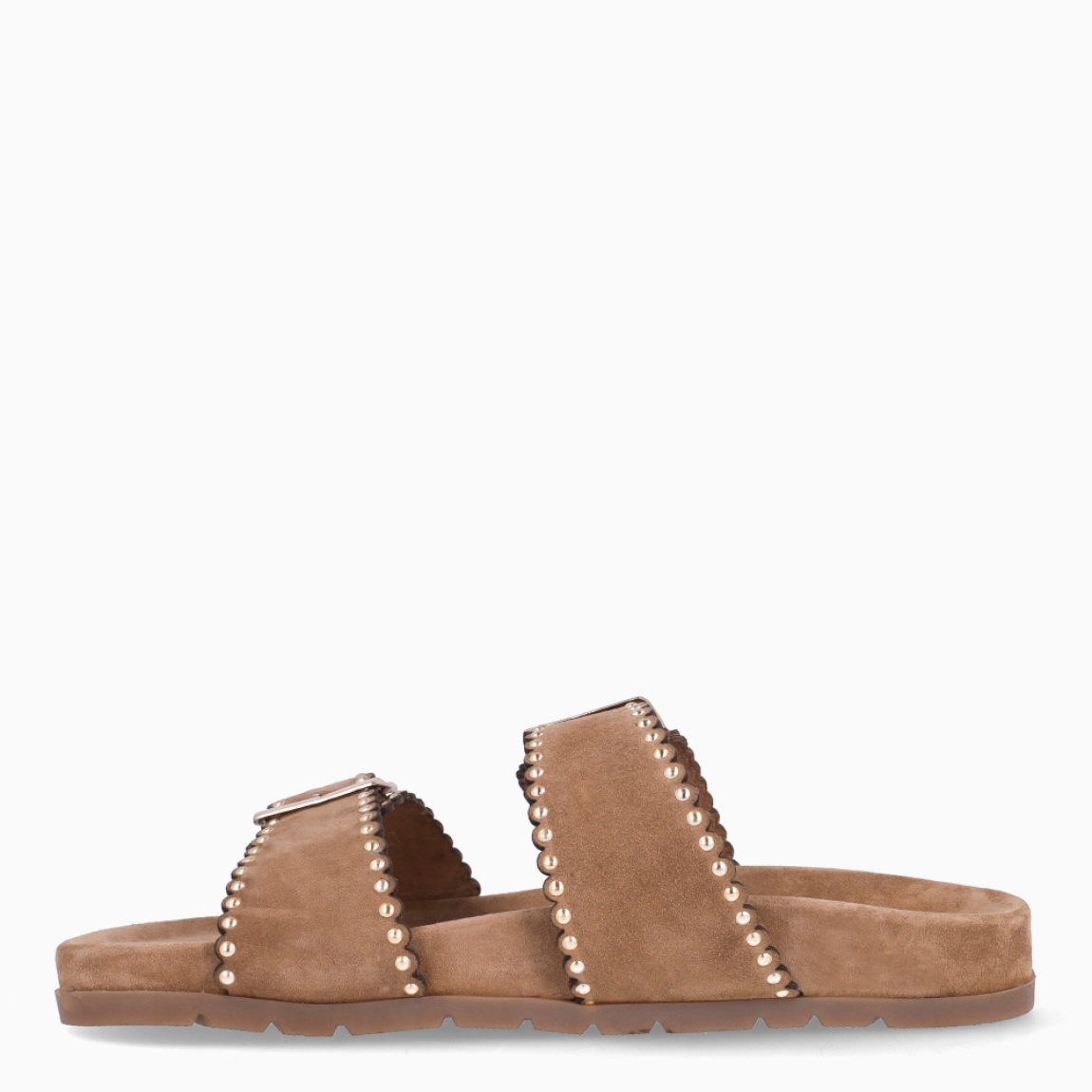 Sandalias de la marca Itse, modelo PYLOS. Sandalias elaboradas en ante color camel con doble tira en pala, con inscrustaciones de tachas doradas. Suela plana y cómoda. Sandalias Itse PYLOS, un complemento, ideal para llevarlo todos los días!
