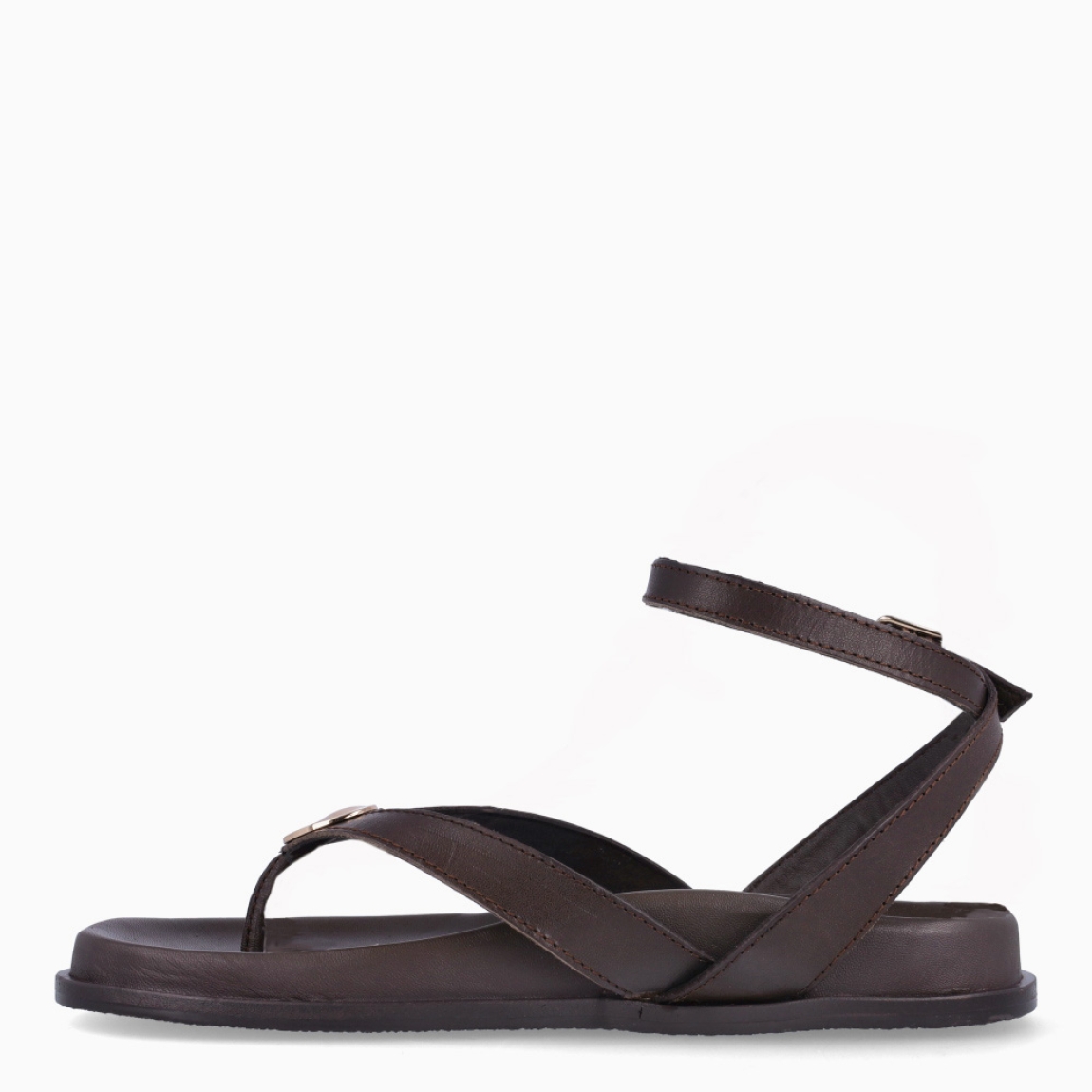 Sandalias de la marca Itse, modelo SYMI. Sandalias elaboradas en piel color marrón oscuro. Sandalias esclavas con tiras cruzadas en pala y una gilda dorada en medio. Cierre de sandalias Itse con hebilla. Suela plana y muy cómoda. Sandalias Itse SYMI, complemento ideal para llevarlo en tu día día, con frescura y modernidad.