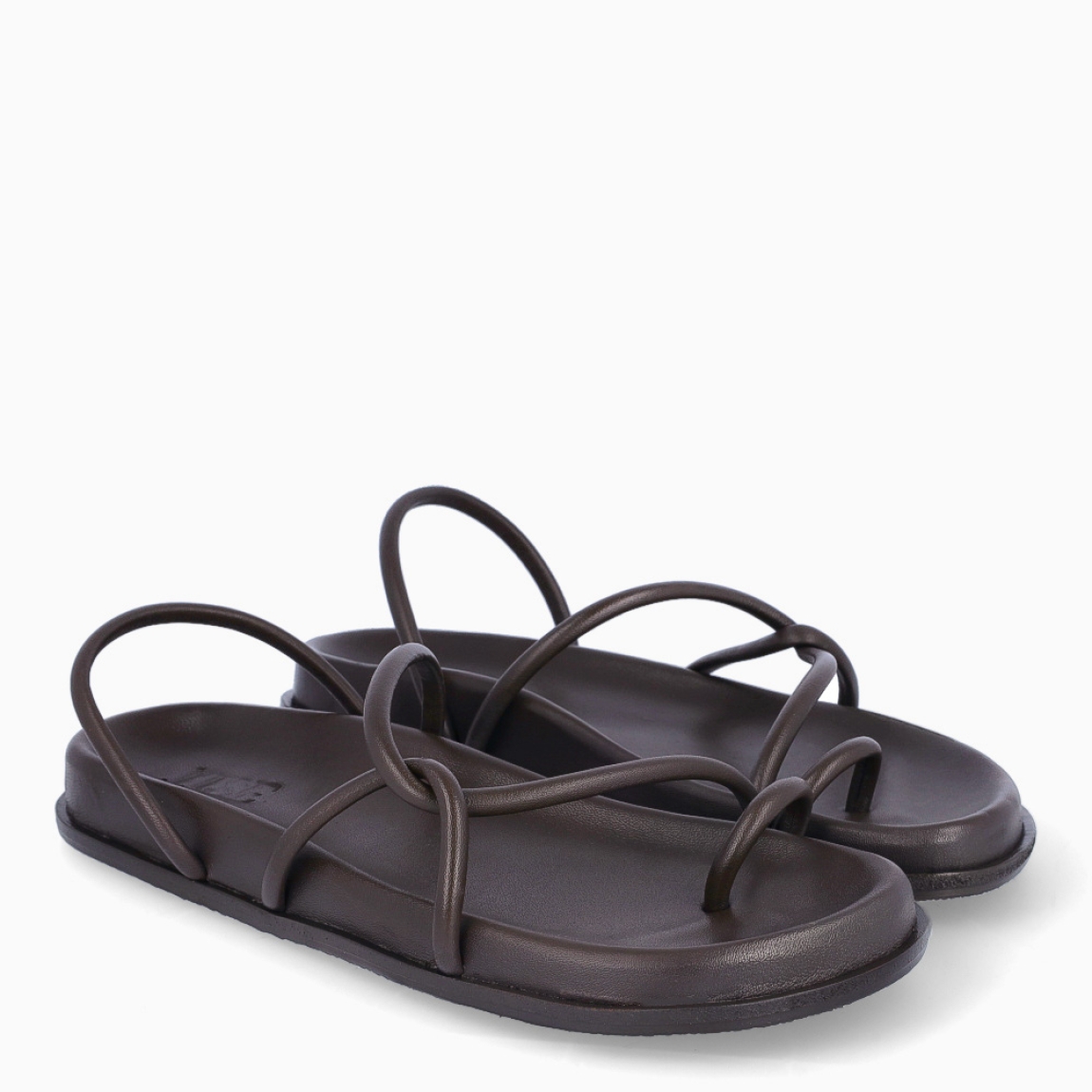Sandalias de la marca Itse, modelo SANTORINI. Sandalias elaboradas en piel color marrón oscuro. Sandalias con tiras cruzadas en forma de tubular y con anillo en dedo pulgar. Sandalias con un agarre y suela cómoda. Estas sandalias Itse SANTORINI, tienen un estilo moderno y fresco, perfecto para usarlo en tu día a día.