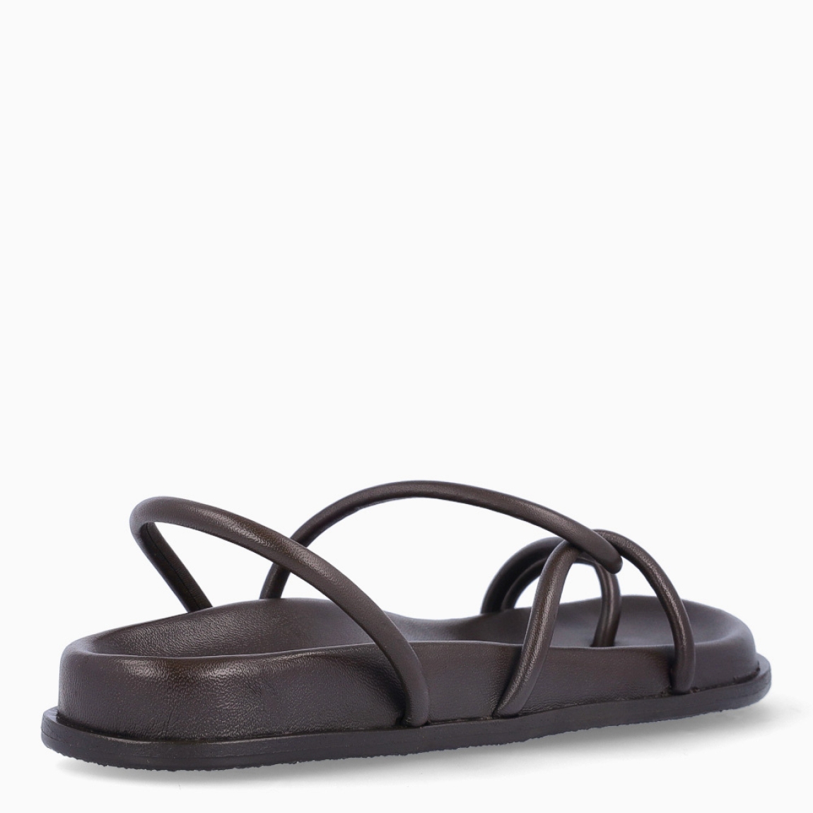 Sandalias de la marca Itse, modelo SANTORINI. Sandalias elaboradas en piel color marrón oscuro. Sandalias con tiras cruzadas en forma de tubular y con anillo en dedo pulgar. Sandalias con un agarre y suela cómoda. Estas sandalias Itse SANTORINI, tienen un estilo moderno y fresco, perfecto para usarlo en tu día a día.