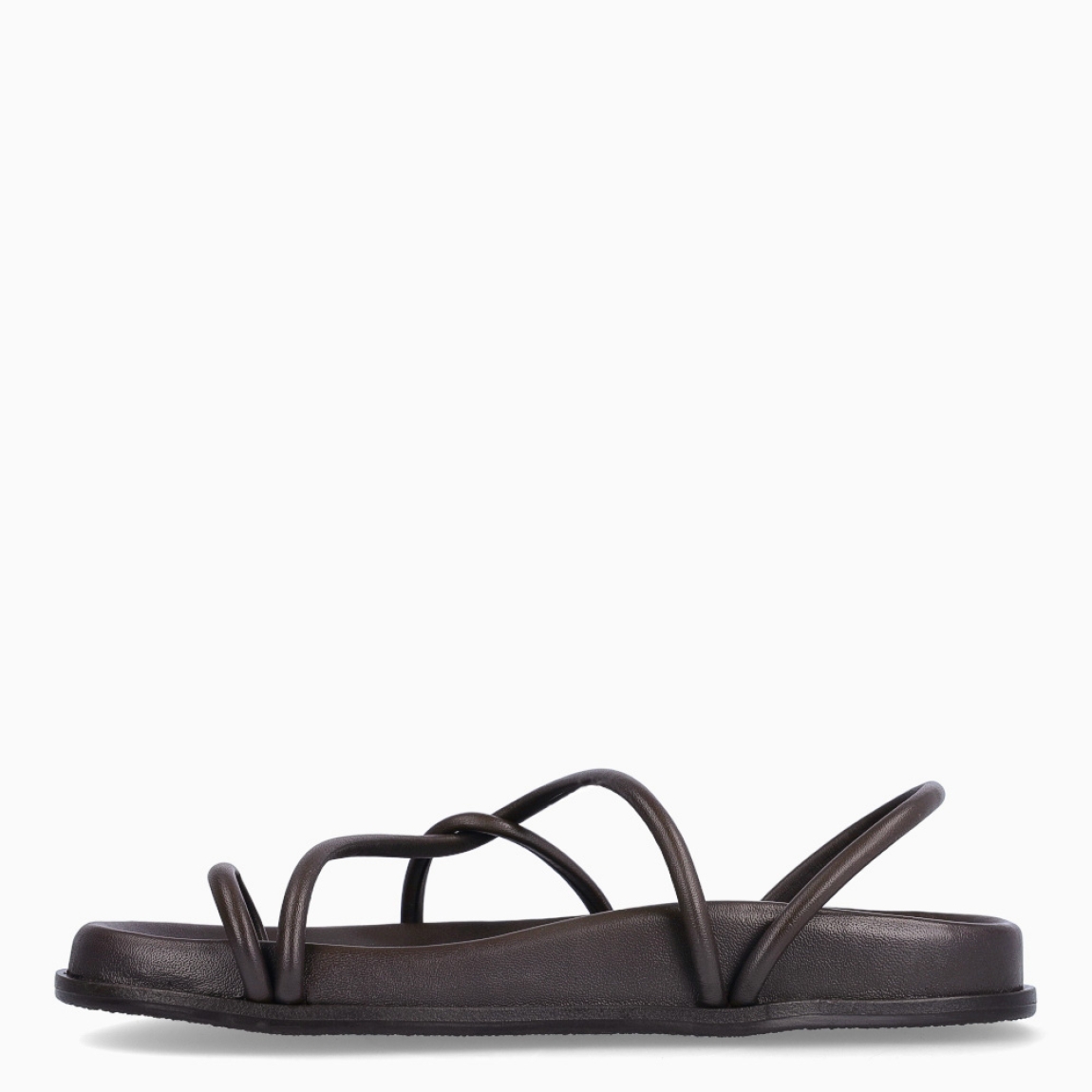 Sandalias de la marca Itse, modelo SANTORINI. Sandalias elaboradas en piel color marrón oscuro. Sandalias con tiras cruzadas en forma de tubular y con anillo en dedo pulgar. Sandalias con un agarre y suela cómoda. Estas sandalias Itse SANTORINI, tienen un estilo moderno y fresco, perfecto para usarlo en tu día a día.
