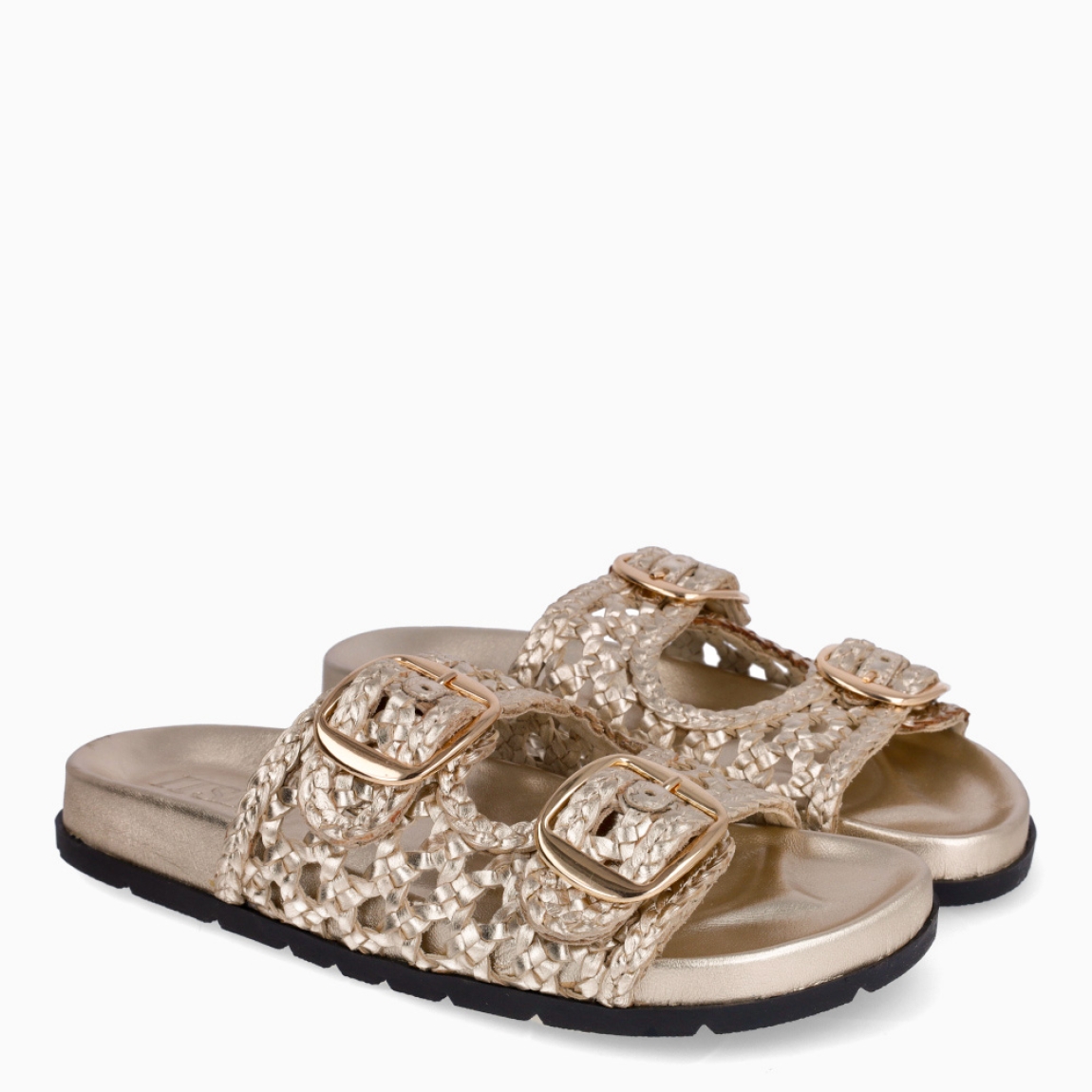 Sandalias de la marca Itse, modelo RODAS. Sandalias elaboradas en piel trenzada color oro con doble tiras con hebilla en la pala. Suela plana y cómoda. Sandalias Itse RODAS, un complemento, ideal para llevarlo todos los días!