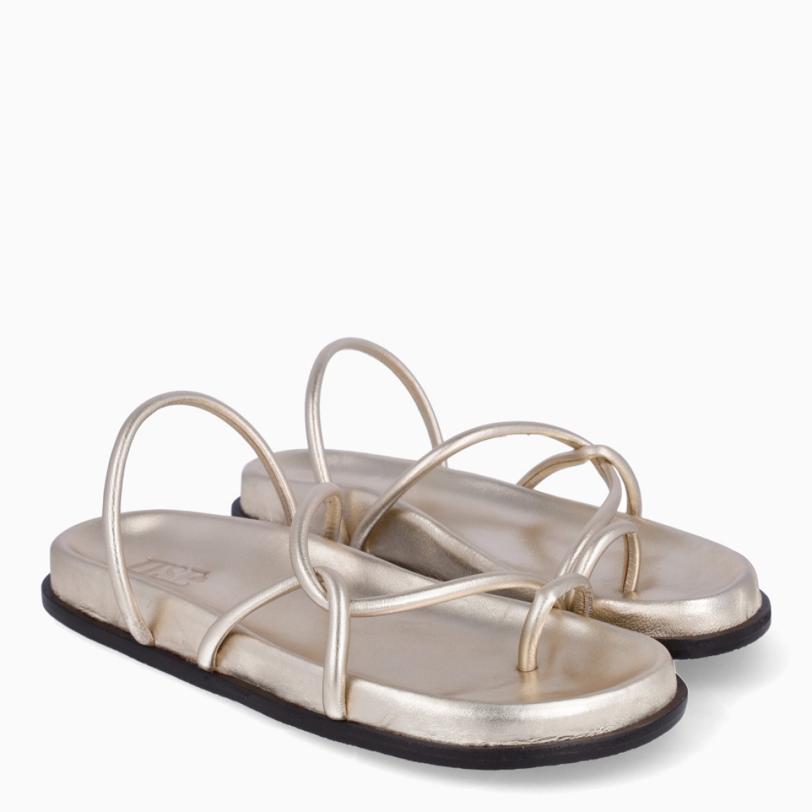 Sandalias de la marca Itse, modelo SANTORINI. Sandalias elaboradas en piel color oro. Sandalias con tiras cruzadas en forma de tubular y con anillo en dedo pulgar. Sandalias con un agarre y suela cómoda. Estas sandalias Itse SANTORINI, tienen un estilo moderno y fresco, perfecto para usarlo en tu día a día.