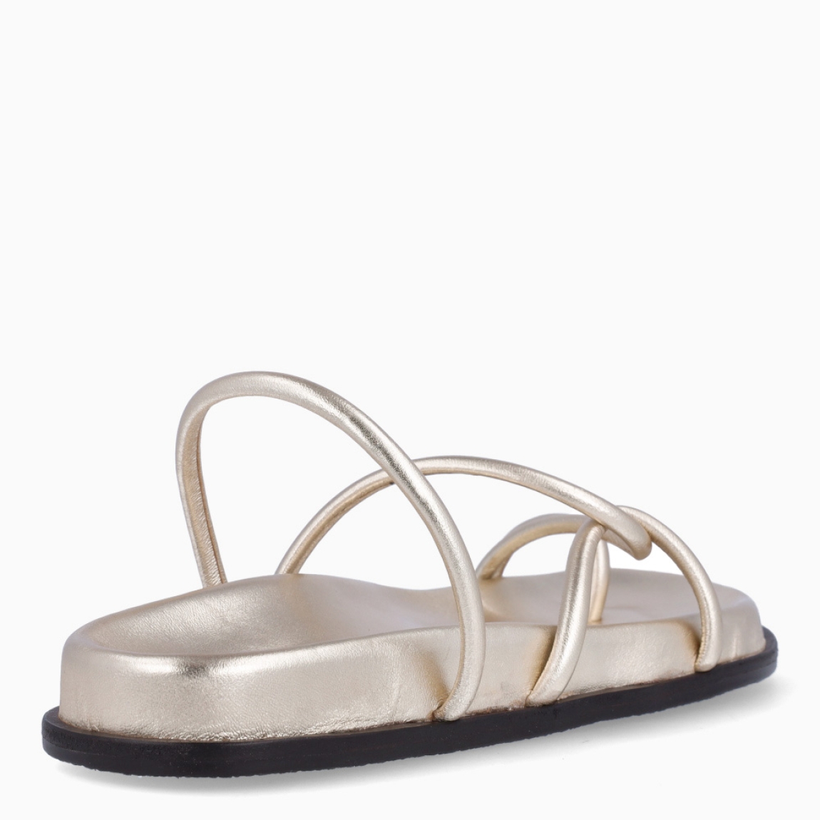 Sandalias de la marca Itse, modelo SANTORINI. Sandalias elaboradas en piel color oro. Sandalias con tiras cruzadas en forma de tubular y con anillo en dedo pulgar. Sandalias con un agarre y suela cómoda. Estas sandalias Itse SANTORINI, tienen un estilo moderno y fresco, perfecto para usarlo en tu día a día.