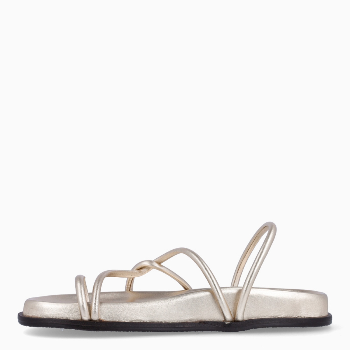 Sandalias de la marca Itse, modelo SANTORINI. Sandalias elaboradas en piel color oro. Sandalias con tiras cruzadas en forma de tubular y con anillo en dedo pulgar. Sandalias con un agarre y suela cómoda. Estas sandalias Itse SANTORINI, tienen un estilo moderno y fresco, perfecto para usarlo en tu día a día.