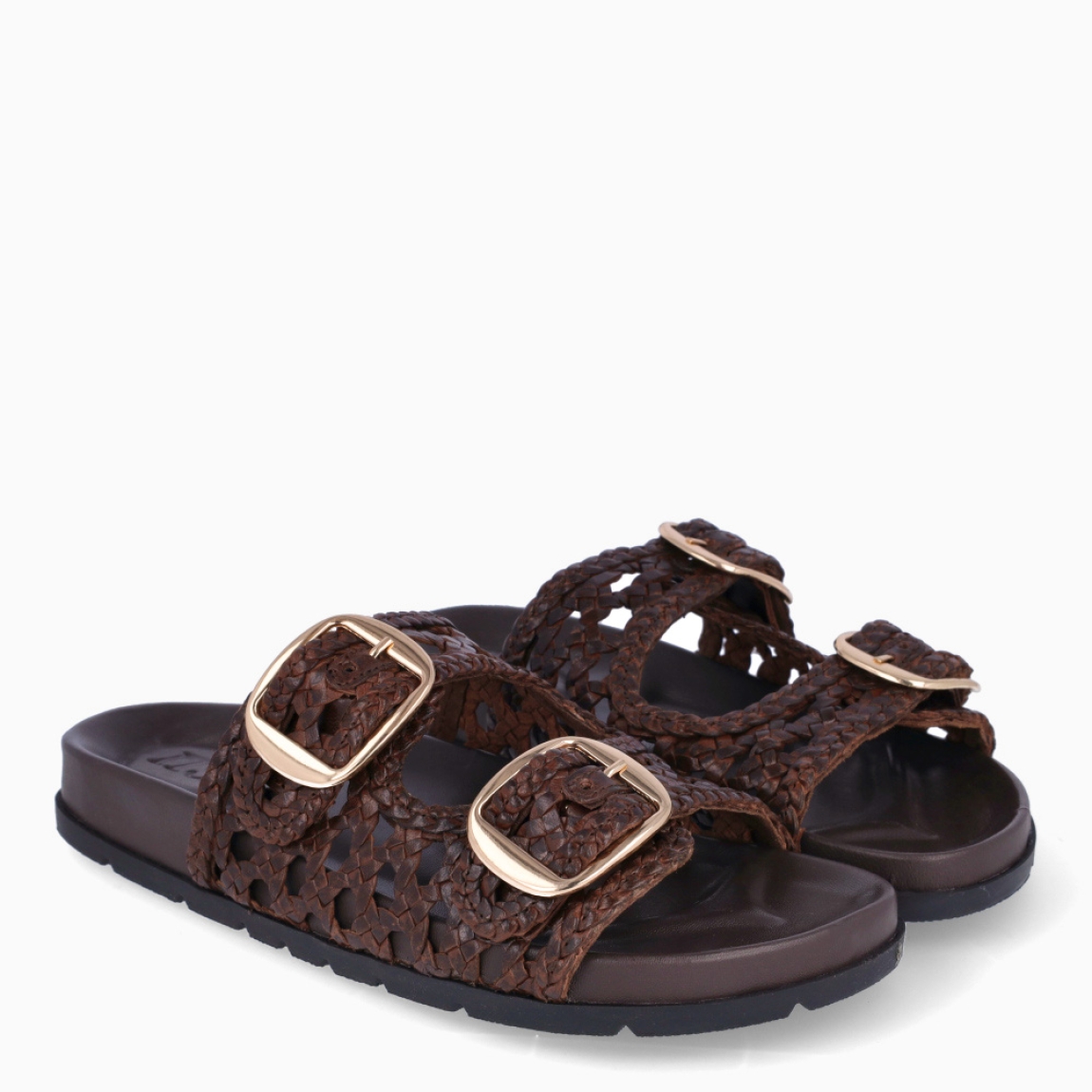 Sandalias de la marca Itse, modelo RODAS. Sandalias elaboradas en piel trenzada color marrón oscuro con doble tiras con hebilla en la pala. Suela plana y cómoda. Sandalias Itse RODAS, un complemento, ideal para llevarlo todos los días!
