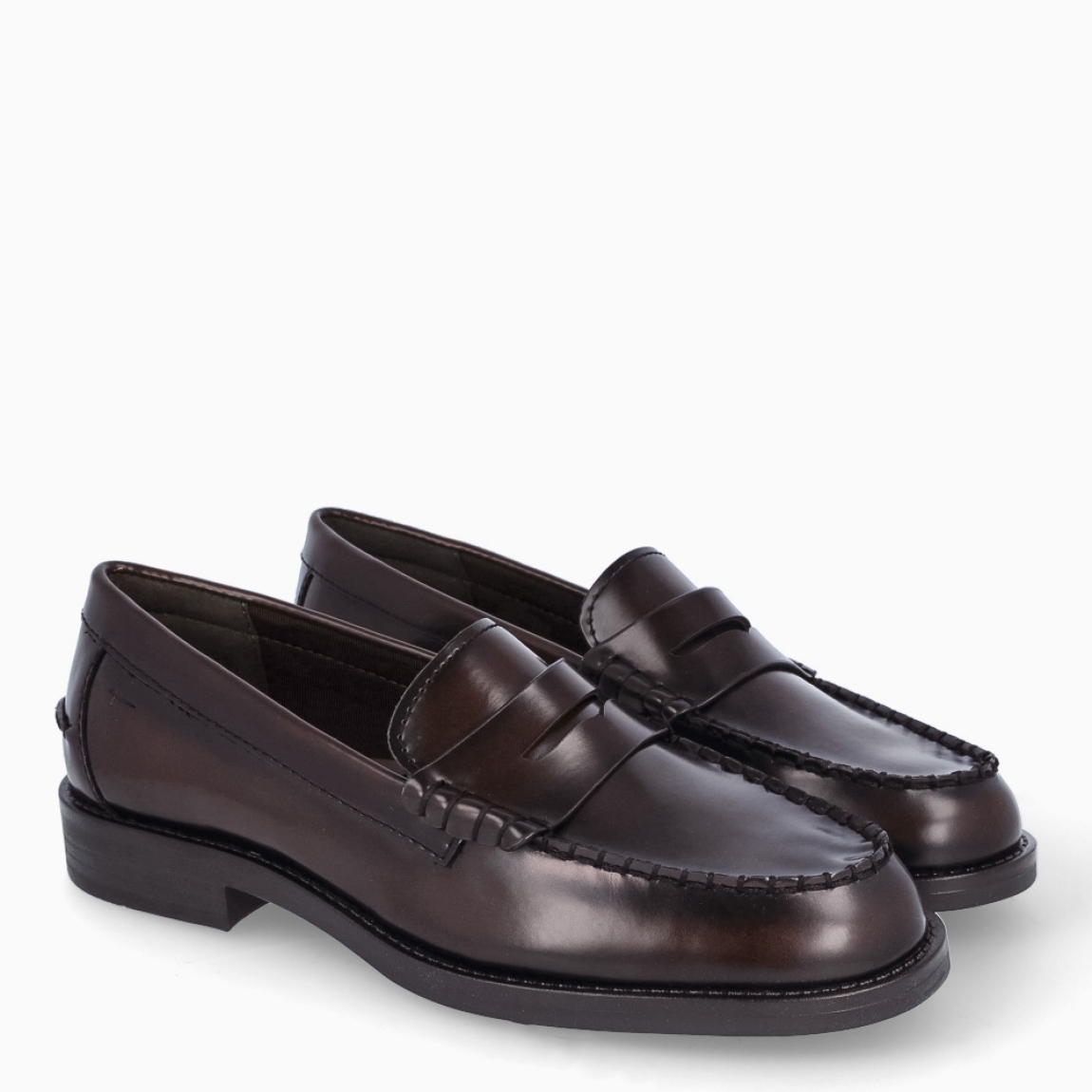 Mocasines clásicos de la marca Tamaris, modelo MITRE. Exterior en piel color marrón oscuro. Interior en piel color negro con plantilla acolchada y extraíble para máxima comodidad. Suela de goma con una cuña de 2cm de altura. Estos mocasines Tamaris MITRE son unos clásicos, ideales en tu día a día!