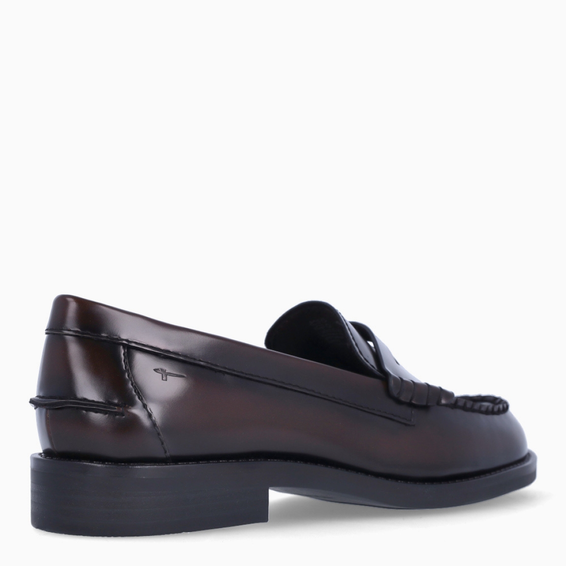 Mocasines clásicos de la marca Tamaris, modelo MITRE. Exterior en piel color marrón oscuro. Interior en piel color negro con plantilla acolchada y extraíble para máxima comodidad. Suela de goma con una cuña de 2cm de altura. Estos mocasines Tamaris MITRE son unos clásicos, ideales en tu día a día!