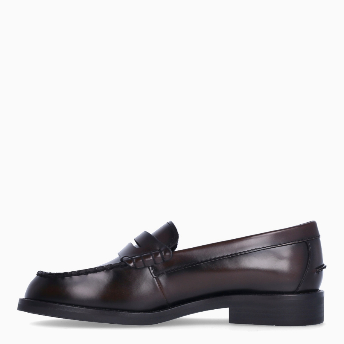 Mocasines clásicos de la marca Tamaris, modelo MITRE. Exterior en piel color marrón oscuro. Interior en piel color negro con plantilla acolchada y extraíble para máxima comodidad. Suela de goma con una cuña de 2cm de altura. Estos mocasines Tamaris MITRE son unos clásicos, ideales en tu día a día!