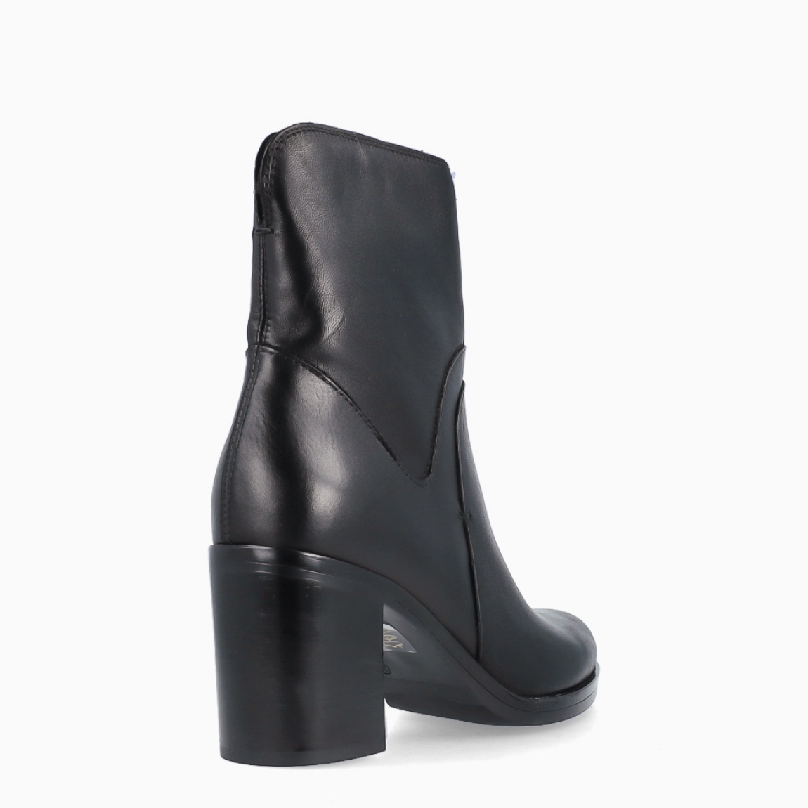 Los botines MJUS LEONELLA destacan por su diseño clásico y versátil, perfectos para completar cualquier look de diario. Están confeccionados en piel de color negro con un elegante acabado liso, que aporta un estilo atemporal y fácil de combinar.Incorporan un tacón de 6 cm, que ofrece la altura ideal sin renunciar a la comodidad y la estabilidad en cada paso. Además, cuentan con cierre de cremallera, facilitando un ajuste cómodo y práctico. Los MJUS LEONELLA son el complemento perfecto para el día a día, combinando calidad, confort y un diseño sofisticado.