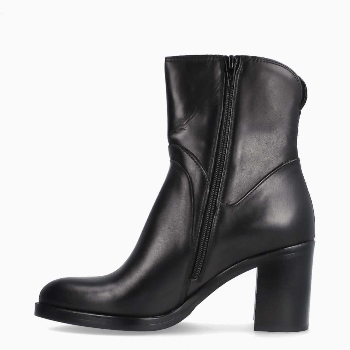 Los botines MJUS LEONELLA destacan por su diseño clásico y versátil, perfectos para completar cualquier look de diario. Están confeccionados en piel de color negro con un elegante acabado liso, que aporta un estilo atemporal y fácil de combinar.Incorporan un tacón de 6 cm, que ofrece la altura ideal sin renunciar a la comodidad y la estabilidad en cada paso. Además, cuentan con cierre de cremallera, facilitando un ajuste cómodo y práctico. Los MJUS LEONELLA son el complemento perfecto para el día a día, combinando calidad, confort y un diseño sofisticado.