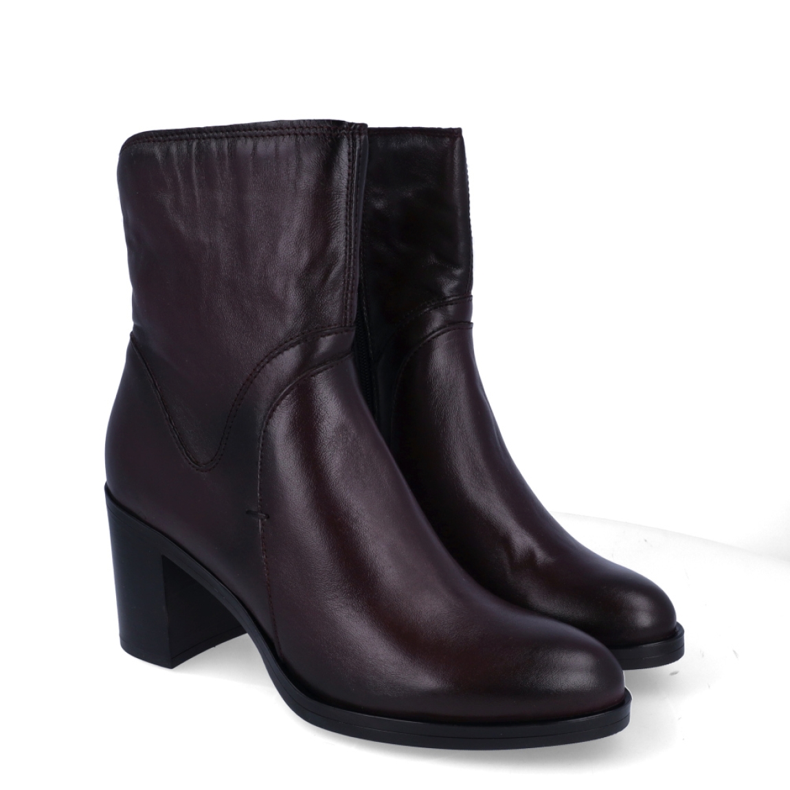 Los botines MJUS LEONELLA destacan por su diseño clásico y versátil, perfectos para completar cualquier look de diario. Están confeccionados en piel de color burdeos con un elegante acabado liso, que aporta un estilo atemporal y fácil de combinar.Incorporan un tacón de 6 cm, que ofrece la altura ideal sin renunciar a la comodidad y la estabilidad en cada paso. Además, cuentan con cierre de cremallera, facilitando un ajuste cómodo y práctico. Los MJUS LEONELLA son el complemento perfecto para el día a día, combinando calidad, confort y un diseño sofisticado.