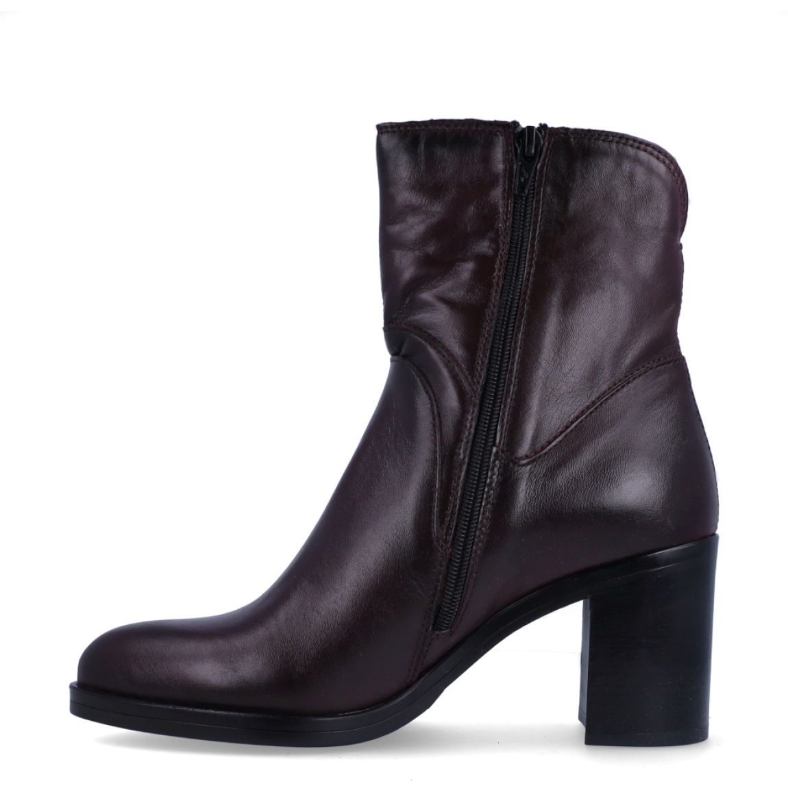 Los botines MJUS LEONELLA destacan por su diseño clásico y versátil, perfectos para completar cualquier look de diario. Están confeccionados en piel de color burdeos con un elegante acabado liso, que aporta un estilo atemporal y fácil de combinar.Incorporan un tacón de 6 cm, que ofrece la altura ideal sin renunciar a la comodidad y la estabilidad en cada paso. Además, cuentan con cierre de cremallera, facilitando un ajuste cómodo y práctico. Los MJUS LEONELLA son el complemento perfecto para el día a día, combinando calidad, confort y un diseño sofisticado.