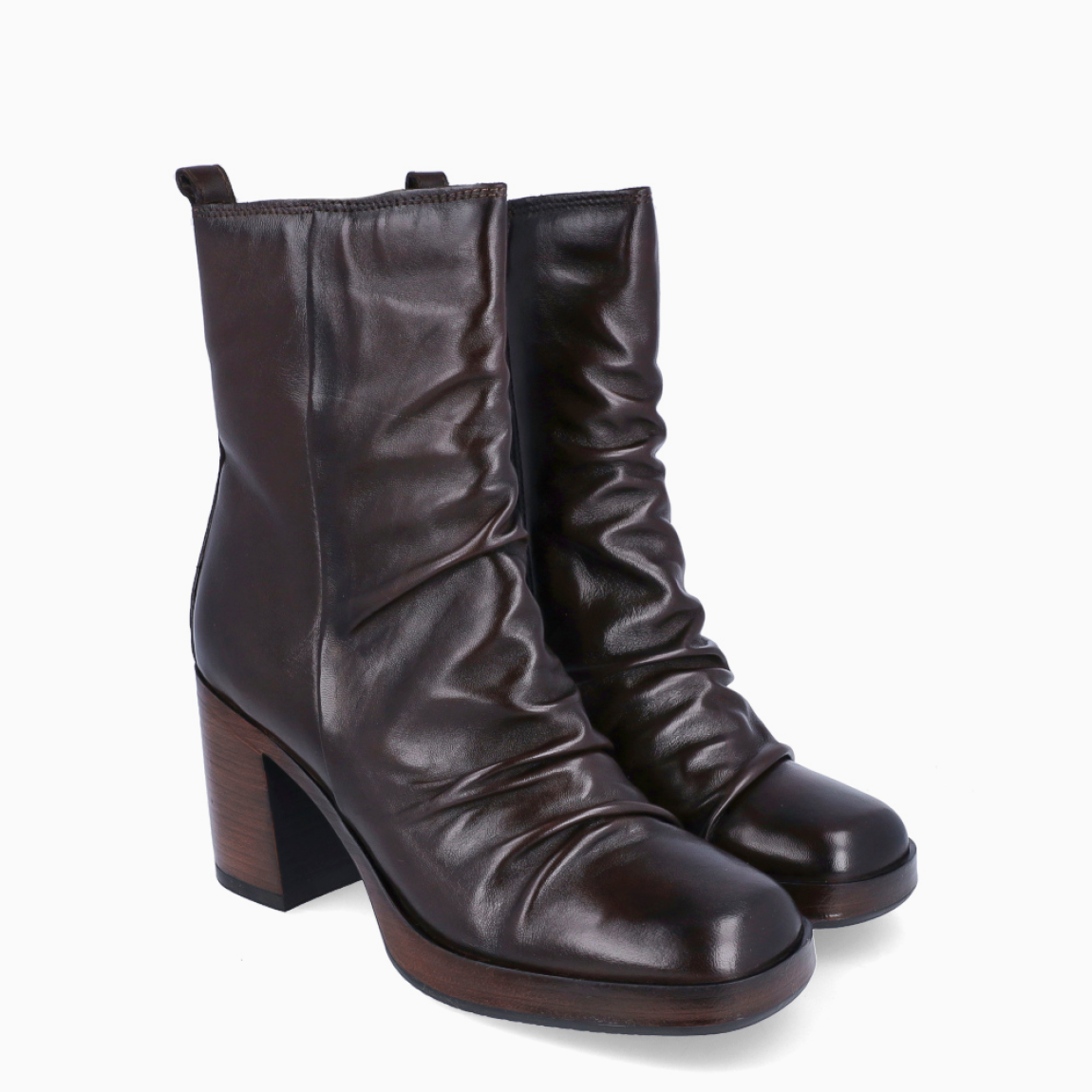 Los botines MJUS GUNDY destacan por su diseño clásico y versátil, perfectos para completar cualquier look de diario. Están confeccionados en piel color marrón con un elegante acabado corrugado, que aporta un estilo atemporal y fácil de combinar. Incorporan un tacón de 6 cm, que ofrece la altura ideal sin renunciar a la comodidad y la estabilidad en cada paso. Además, cuentan con cierre de cremallera, facilitando un ajuste cómodo y práctico.Los MJUS GUNDY son el complemento perfecto para el día a día, combinando calidad, confort y un diseño sofisticado.