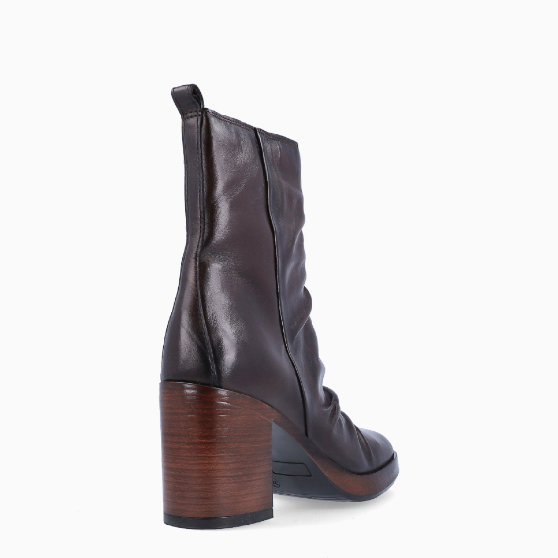 Los botines MJUS GUNDY destacan por su diseño clásico y versátil, perfectos para completar cualquier look de diario. Están confeccionados en piel color marrón con un elegante acabado corrugado, que aporta un estilo atemporal y fácil de combinar. Incorporan un tacón de 6 cm, que ofrece la altura ideal sin renunciar a la comodidad y la estabilidad en cada paso. Además, cuentan con cierre de cremallera, facilitando un ajuste cómodo y práctico.Los MJUS GUNDY son el complemento perfecto para el día a día, combinando calidad, confort y un diseño sofisticado.
