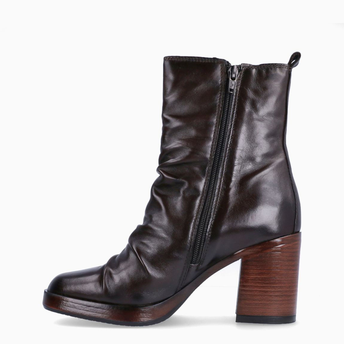 Los botines MJUS GUNDY destacan por su diseño clásico y versátil, perfectos para completar cualquier look de diario. Están confeccionados en piel color marrón con un elegante acabado corrugado, que aporta un estilo atemporal y fácil de combinar. Incorporan un tacón de 6 cm, que ofrece la altura ideal sin renunciar a la comodidad y la estabilidad en cada paso. Además, cuentan con cierre de cremallera, facilitando un ajuste cómodo y práctico.Los MJUS GUNDY son el complemento perfecto para el día a día, combinando calidad, confort y un diseño sofisticado.