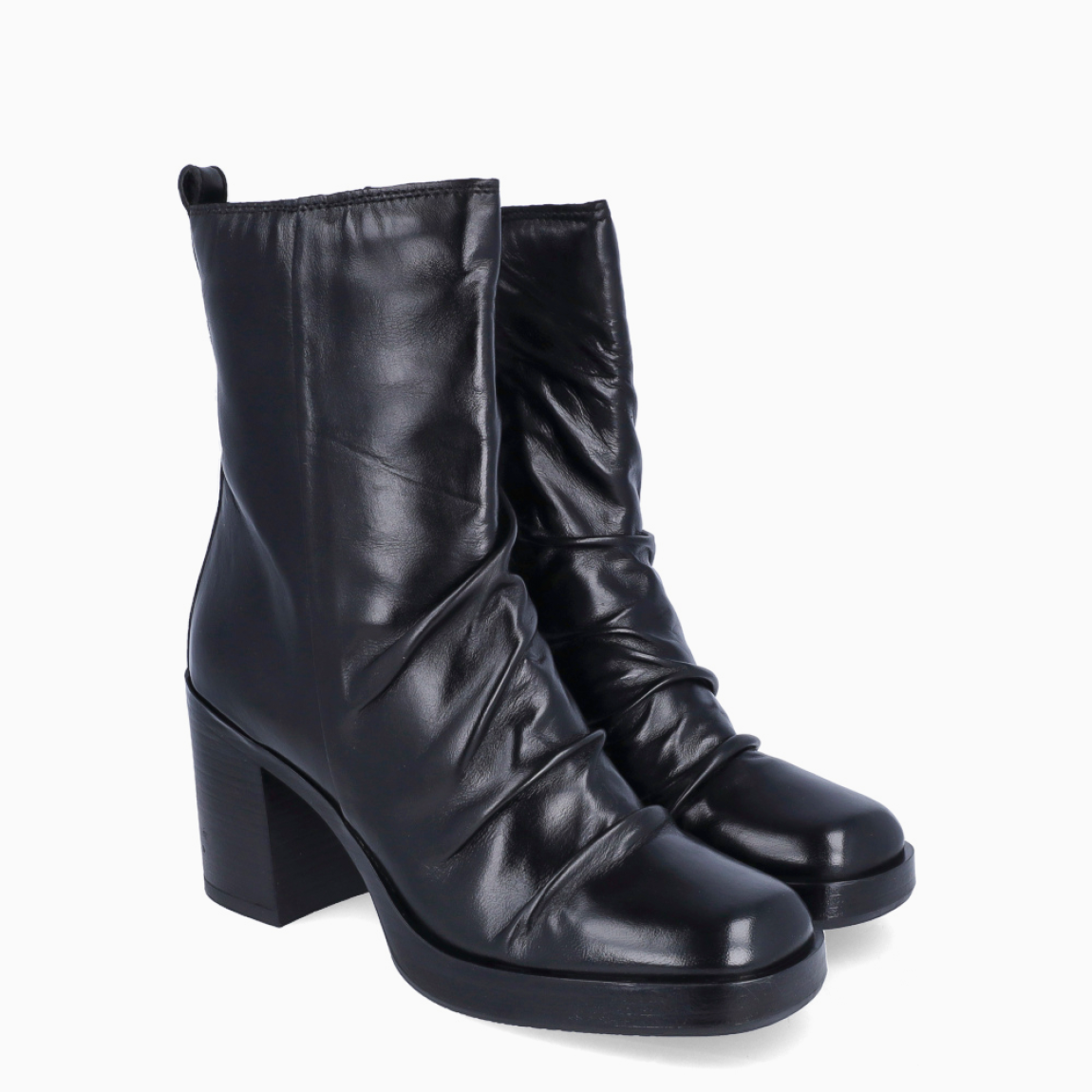 Los botines MJUS GUNDY destacan por su diseño clásico y versátil, perfectos para completar cualquier look de diario. Están confeccionados en piel color negro con un elegante acabado corrugado, que aporta un estilo atemporal y fácil de combinar. Incorporan un tacón de 6 cm, que ofrece la altura ideal sin renunciar a la comodidad y la estabilidad en cada paso. Además, cuentan con cierre de cremallera, facilitando un ajuste cómodo y práctico.Los MJUS GUNDY son el complemento perfecto para el día a día, combinando calidad, confort y un diseño sofisticado.