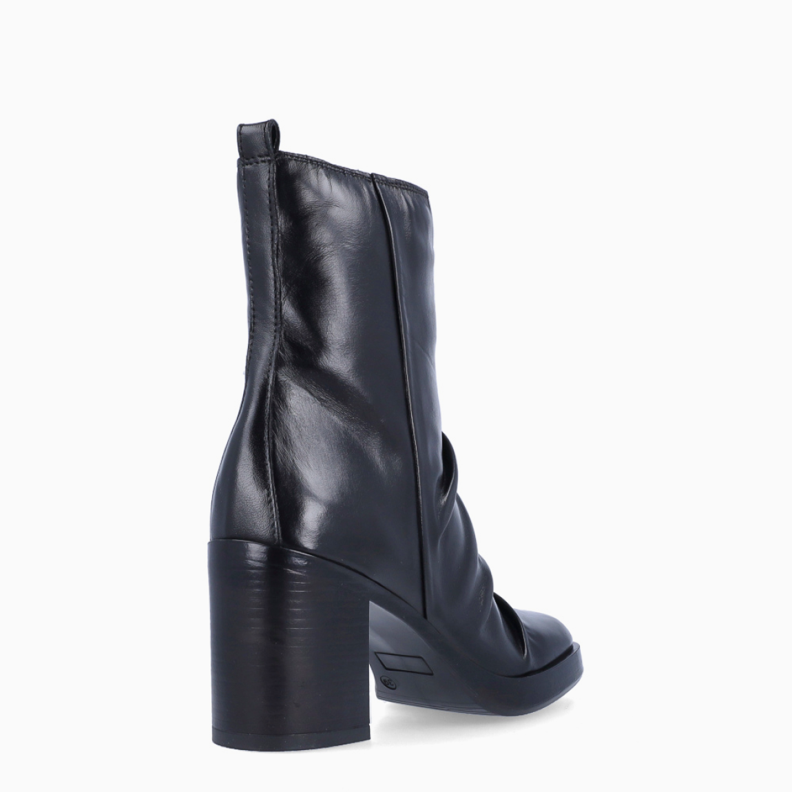 Los botines MJUS GUNDY destacan por su diseño clásico y versátil, perfectos para completar cualquier look de diario. Están confeccionados en piel color negro con un elegante acabado corrugado, que aporta un estilo atemporal y fácil de combinar. Incorporan un tacón de 6 cm, que ofrece la altura ideal sin renunciar a la comodidad y la estabilidad en cada paso. Además, cuentan con cierre de cremallera, facilitando un ajuste cómodo y práctico.Los MJUS GUNDY son el complemento perfecto para el día a día, combinando calidad, confort y un diseño sofisticado.