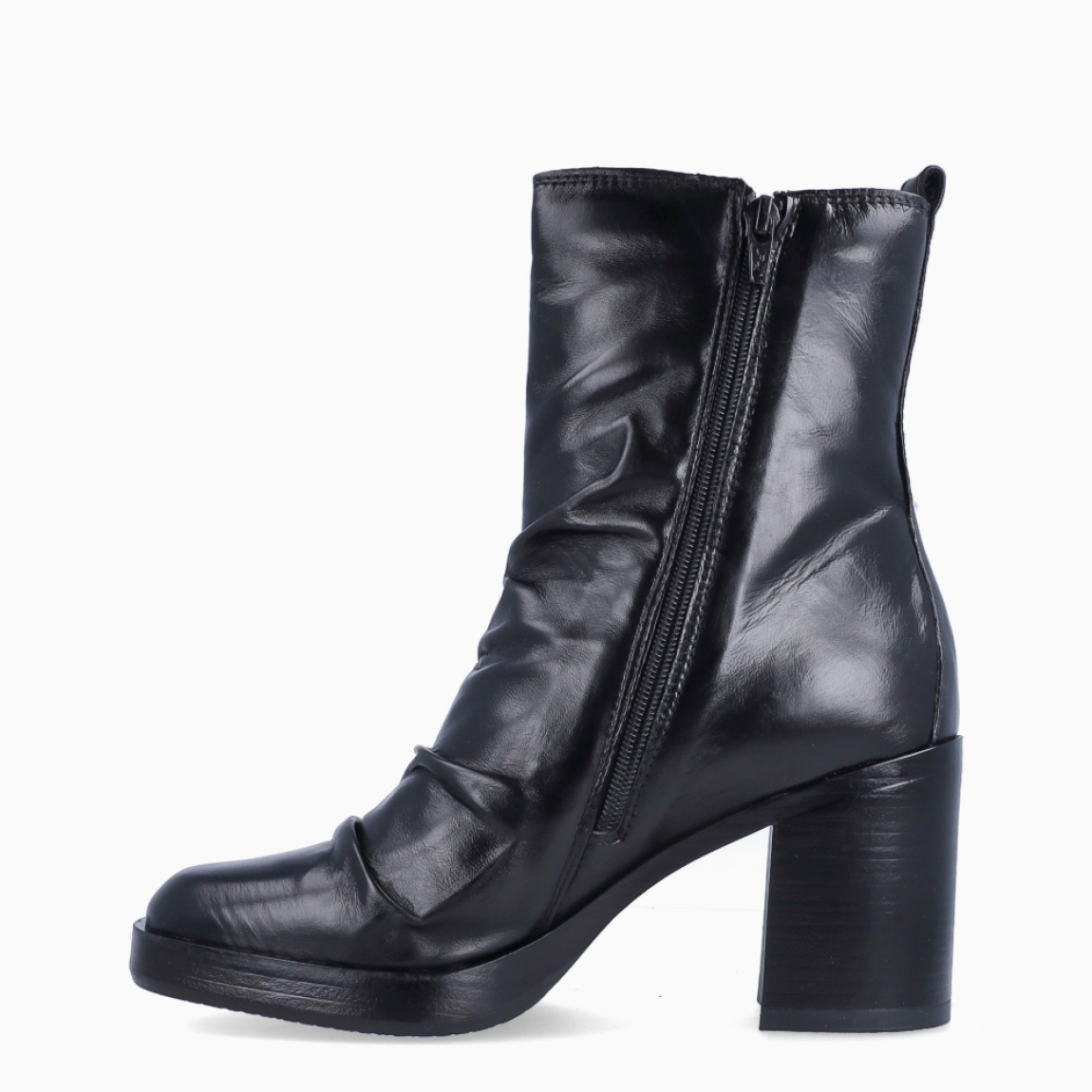 Los botines MJUS GUNDY destacan por su diseño clásico y versátil, perfectos para completar cualquier look de diario. Están confeccionados en piel color negro con un elegante acabado corrugado, que aporta un estilo atemporal y fácil de combinar. Incorporan un tacón de 6 cm, que ofrece la altura ideal sin renunciar a la comodidad y la estabilidad en cada paso. Además, cuentan con cierre de cremallera, facilitando un ajuste cómodo y práctico.Los MJUS GUNDY son el complemento perfecto para el día a día, combinando calidad, confort y un diseño sofisticado.
