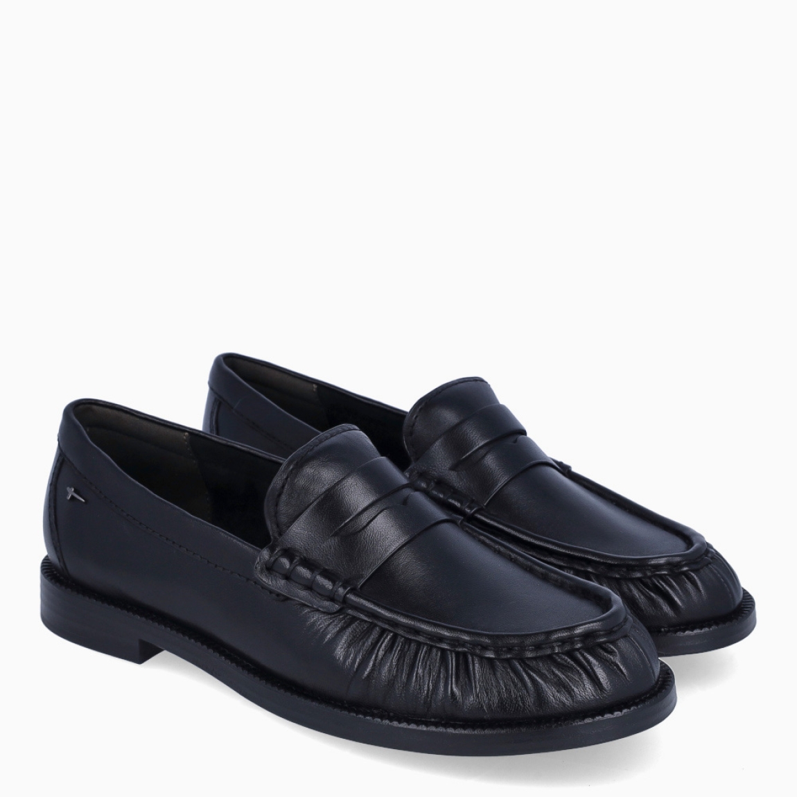 Los mocasines Tamaris, modelo MADELEI. son el equilibrio perfecto entre elegancia, comodidad y versatilidad. Confeccionados en piel de color negro, destacan por su diseño clásico y atemporal, realzado con una puntera de acabado corrugado que aporta un toque distintivo.Su suela plana y la puntera redonda ofrecen una pisada estable y confortable para el día a día. Los detalles de la clásica tira, el sutil fruncido y las costuras inspiradas en el mocasín tradicional aportan un aire moderno y sofisticado, convirtiéndolos en un imprescindible para cualquier ocasión.Además, incorporan la tecnología TOUCH-IT de Tamaris MADELEI, una plantilla con amortiguación que se adapta al pie y proporciona una comodidad excepcional durante toda la jornada.Un básico imprescindible de fondo de armario que combina fácilmente con cualquier look, desde el más casual hasta el más elegante.
