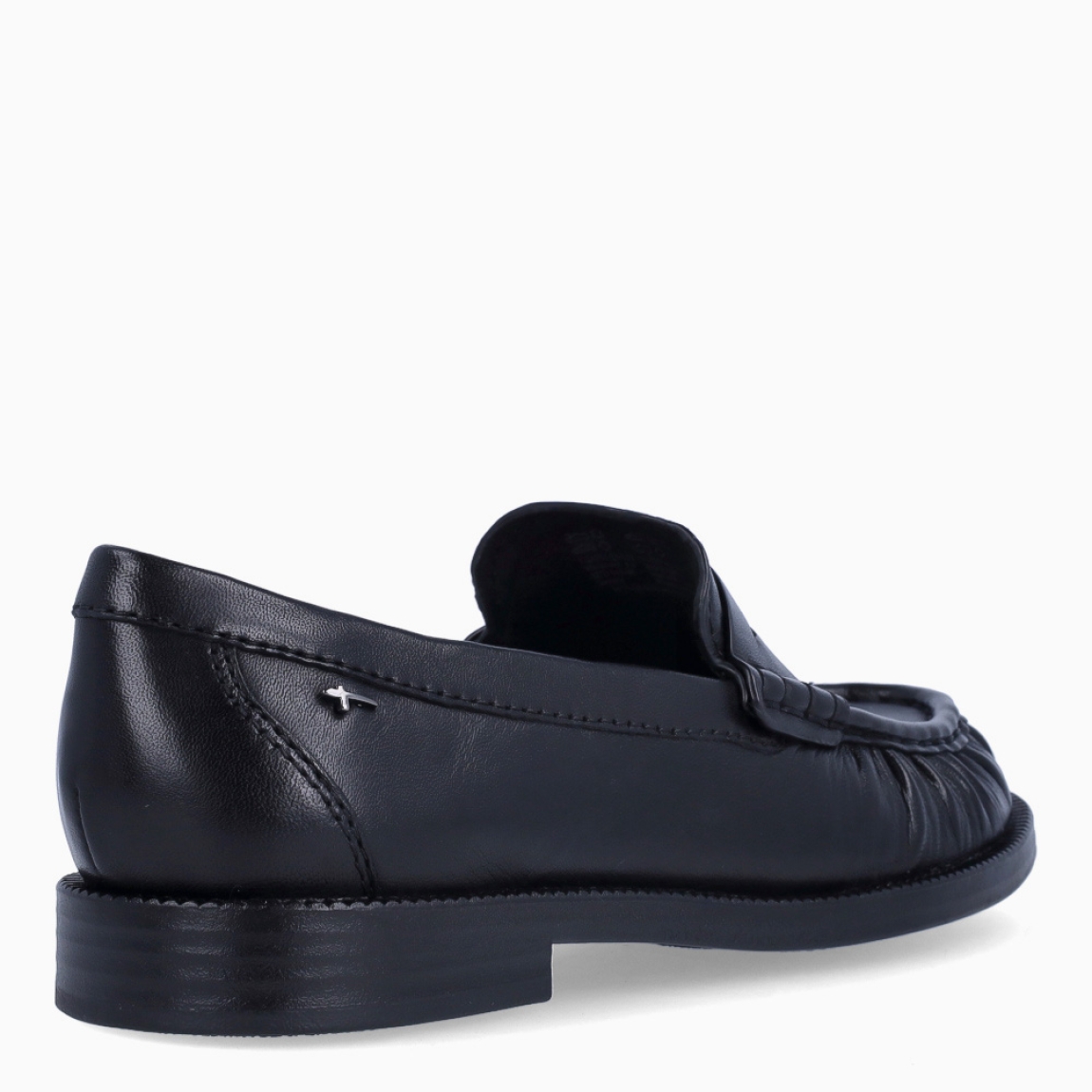 Los mocasines Tamaris, modelo MADELEI. son el equilibrio perfecto entre elegancia, comodidad y versatilidad. Confeccionados en piel de color negro, destacan por su diseño clásico y atemporal, realzado con una puntera de acabado corrugado que aporta un toque distintivo.Su suela plana y la puntera redonda ofrecen una pisada estable y confortable para el día a día. Los detalles de la clásica tira, el sutil fruncido y las costuras inspiradas en el mocasín tradicional aportan un aire moderno y sofisticado, convirtiéndolos en un imprescindible para cualquier ocasión.Además, incorporan la tecnología TOUCH-IT de Tamaris MADELEI, una plantilla con amortiguación que se adapta al pie y proporciona una comodidad excepcional durante toda la jornada.Un básico imprescindible de fondo de armario que combina fácilmente con cualquier look, desde el más casual hasta el más elegante.