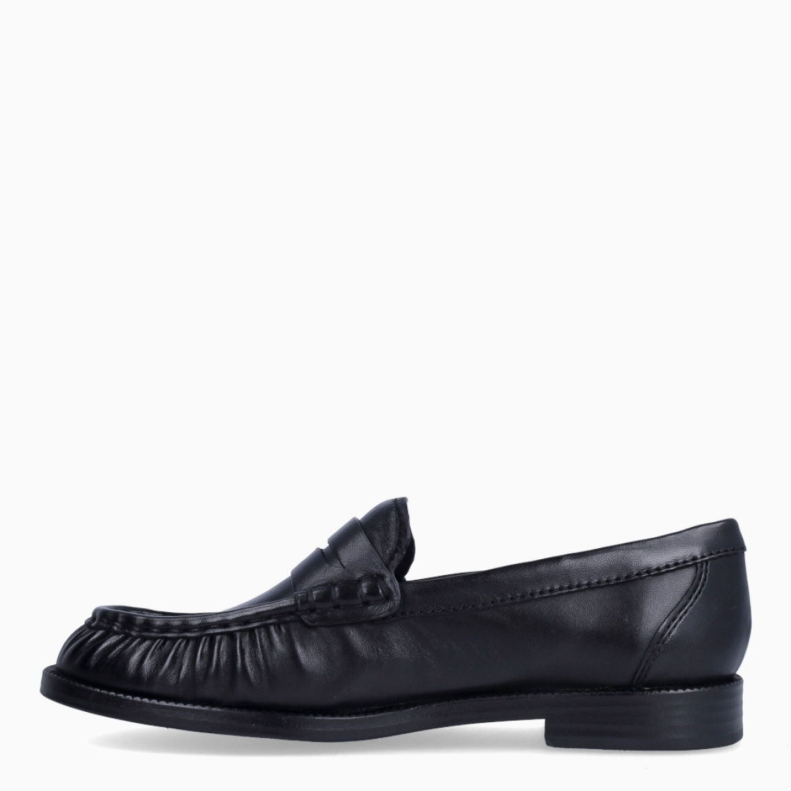 Los mocasines Tamaris, modelo MADELEI. son el equilibrio perfecto entre elegancia, comodidad y versatilidad. Confeccionados en piel de color negro, destacan por su diseño clásico y atemporal, realzado con una puntera de acabado corrugado que aporta un toque distintivo.Su suela plana y la puntera redonda ofrecen una pisada estable y confortable para el día a día. Los detalles de la clásica tira, el sutil fruncido y las costuras inspiradas en el mocasín tradicional aportan un aire moderno y sofisticado, convirtiéndolos en un imprescindible para cualquier ocasión.Además, incorporan la tecnología TOUCH-IT de Tamaris MADELEI, una plantilla con amortiguación que se adapta al pie y proporciona una comodidad excepcional durante toda la jornada.Un básico imprescindible de fondo de armario que combina fácilmente con cualquier look, desde el más casual hasta el más elegante.