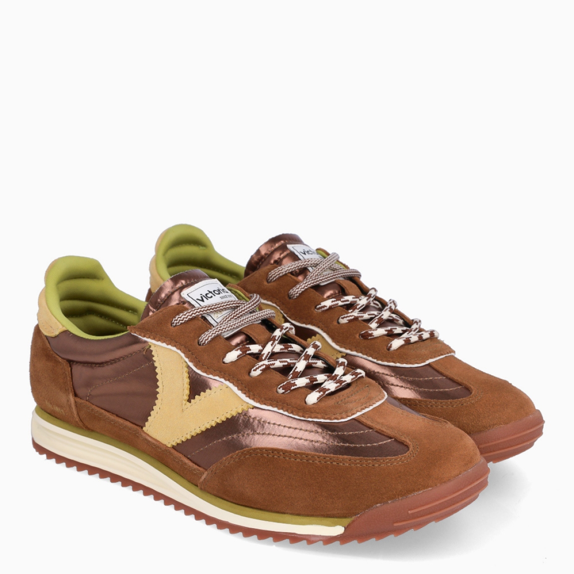 Deportivas de la marca Victoria, modelo SATURNO. Deportivas elaboradas en ante color camel, con V de victoria lateral y pieza trasera en varios colores a juego en contraste. Cierre con doble cordón: redondos, jaspeados y al tono. Suela bicolor de goma con patín dentado color caramelo. Deportivas Victoria SATURNO, ideales para llevar en tu día a día.