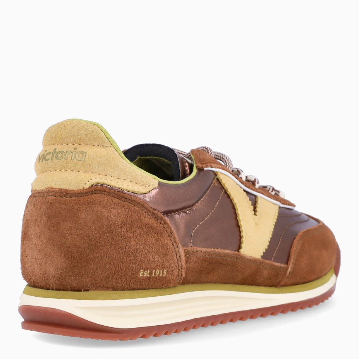 Deportivas de la marca Victoria, modelo SATURNO. Deportivas elaboradas en ante color camel, con V de victoria lateral y pieza trasera en varios colores a juego en contraste. Cierre con doble cordón: redondos, jaspeados y al tono. Suela bicolor de goma con patín dentado color caramelo. Deportivas Victoria SATURNO, ideales para llevar en tu día a día.