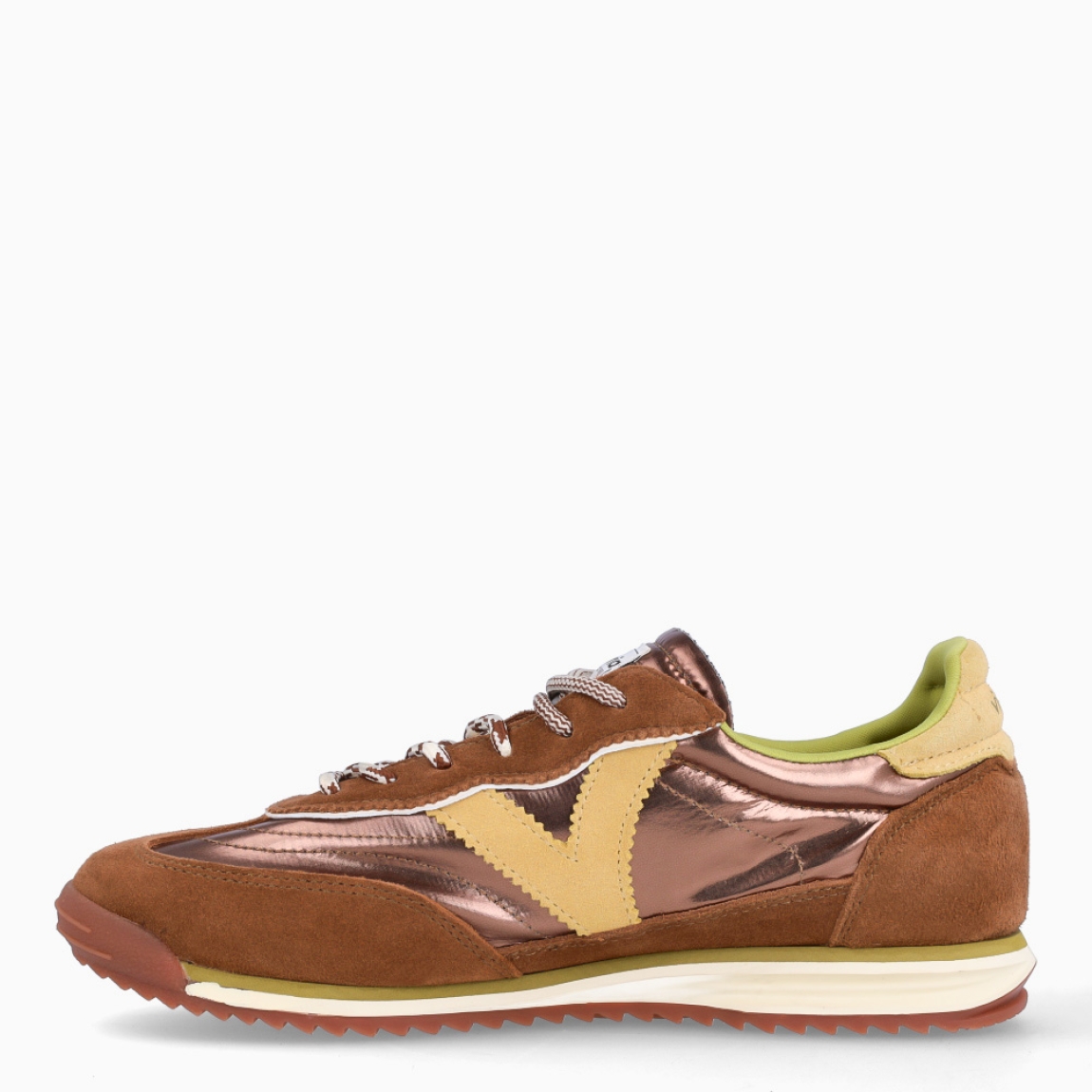 Deportivas de la marca Victoria, modelo SATURNO. Deportivas elaboradas en ante color camel, con V de victoria lateral y pieza trasera en varios colores a juego en contraste. Cierre con doble cordón: redondos, jaspeados y al tono. Suela bicolor de goma con patín dentado color caramelo. Deportivas Victoria SATURNO, ideales para llevar en tu día a día.