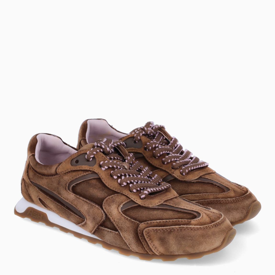 Deportivas de la marca ASH, modelo KASAR. Elaboradas en ante color marrón con diseño atemporal, cierre con cordones en bicolor a tono. Interior en piel color beig. Suela plana de goma. Estas deportivas ASH KASAR son ideales para llevar tus looks de temporada con estilo y comodidad!