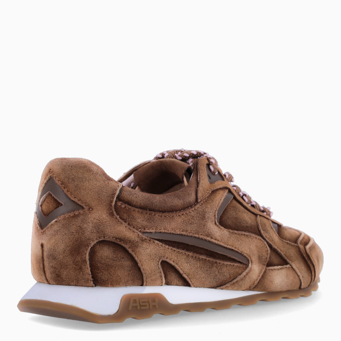 Deportivas de la marca ASH, modelo KASAR. Elaboradas en ante color marrón con diseño atemporal, cierre con cordones en bicolor a tono. Interior en piel color beig. Suela plana de goma. Estas deportivas ASH KASAR son ideales para llevar tus looks de temporada con estilo y comodidad!